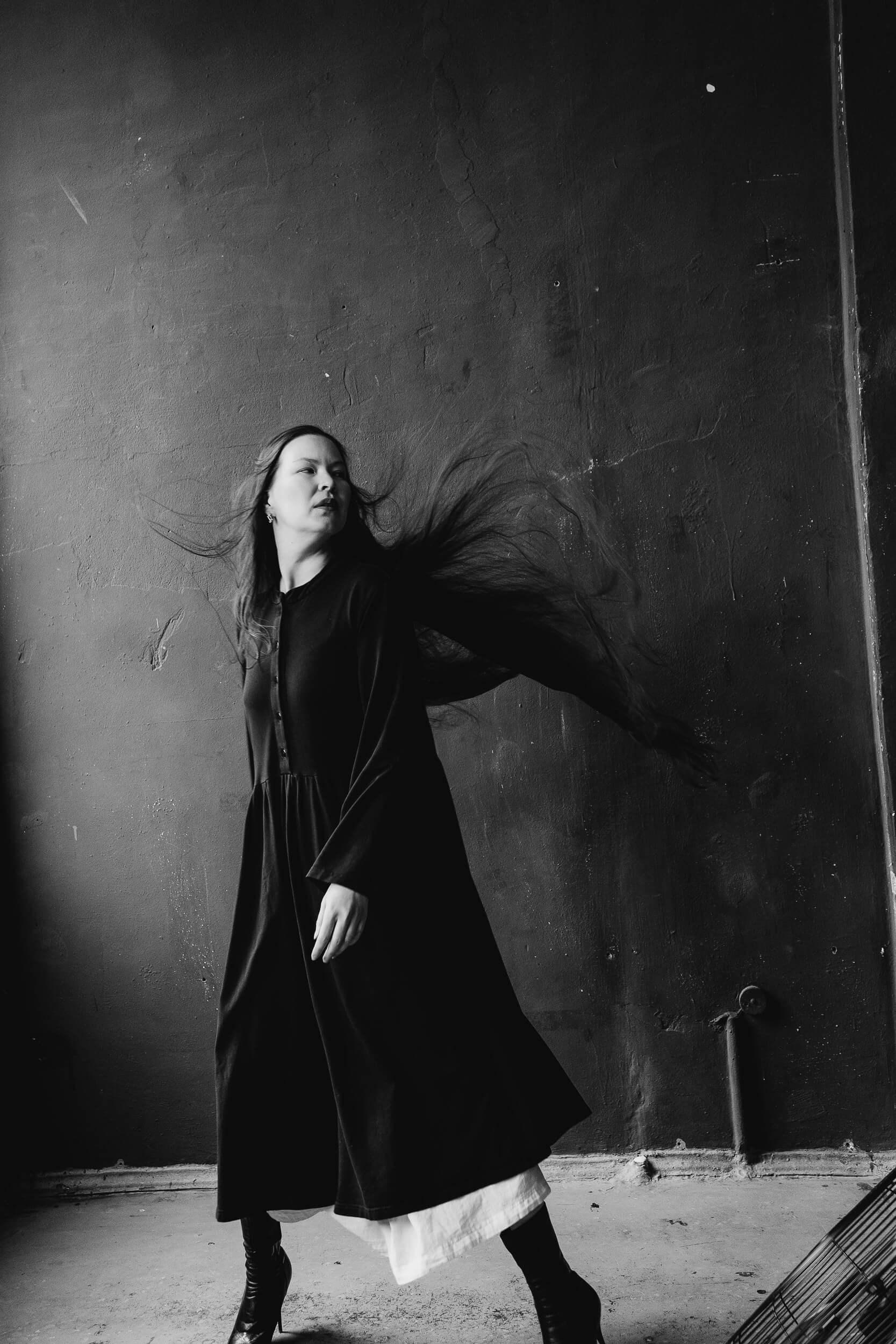 Художественный портрет девушки, ч/б фотография, профессиональная съемка в Тюмени.