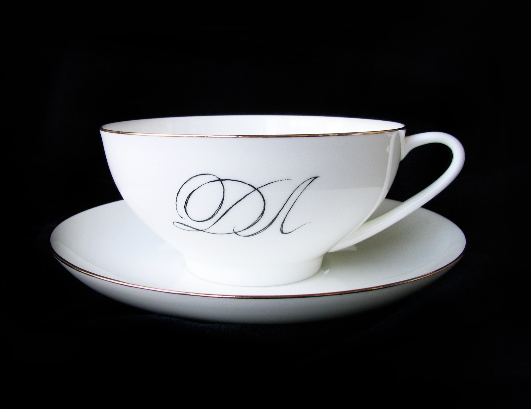 Роспись фарфора в Санкт-Петербурге. Монограмма на чашке. Роспись фарфора в Санкт-Петербурге.