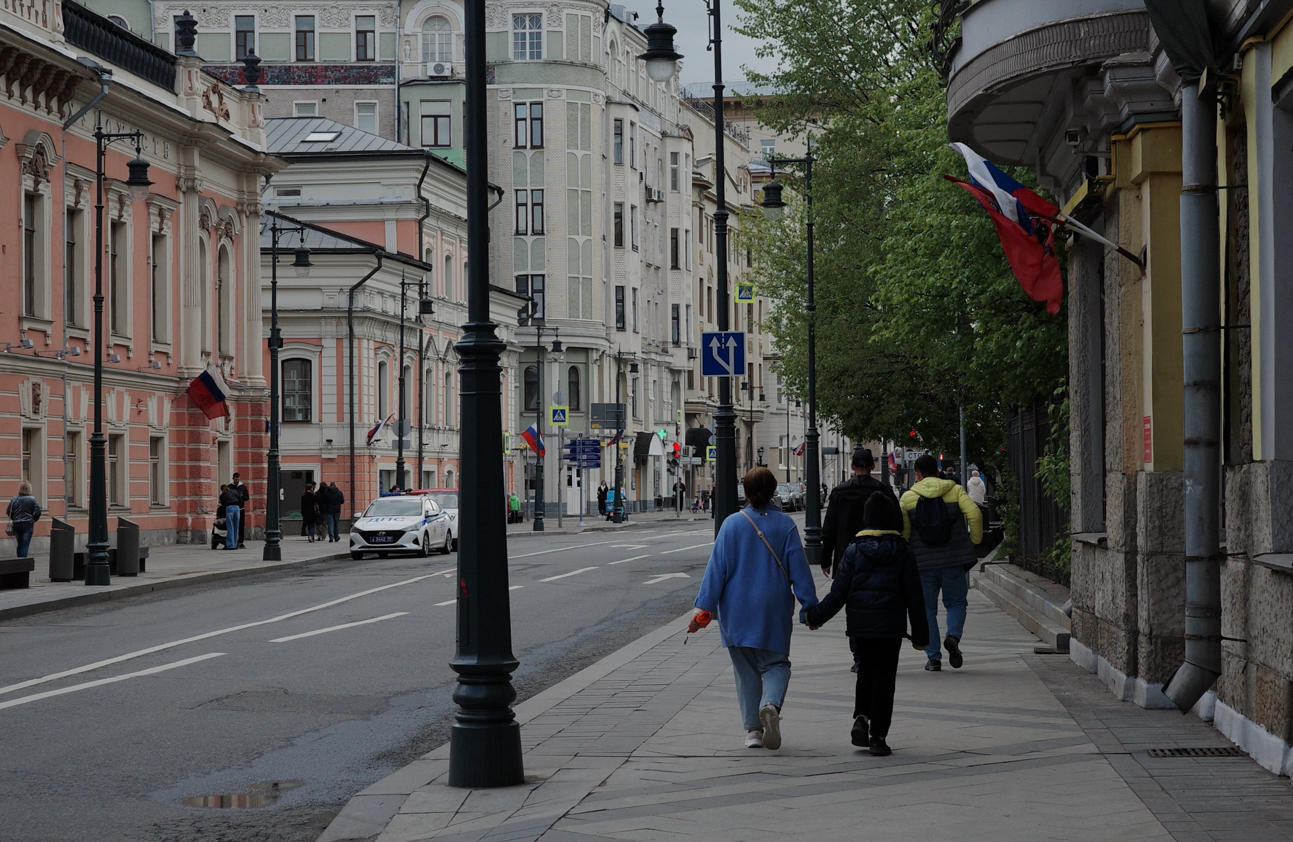Москва начала мая: подготовка к 9 мая, ГЭС-2, набережные, Пречистенка и Храм Христа Спасителя. Проект «Фотокладовка»: блог уличной фотографии в формате street photo
