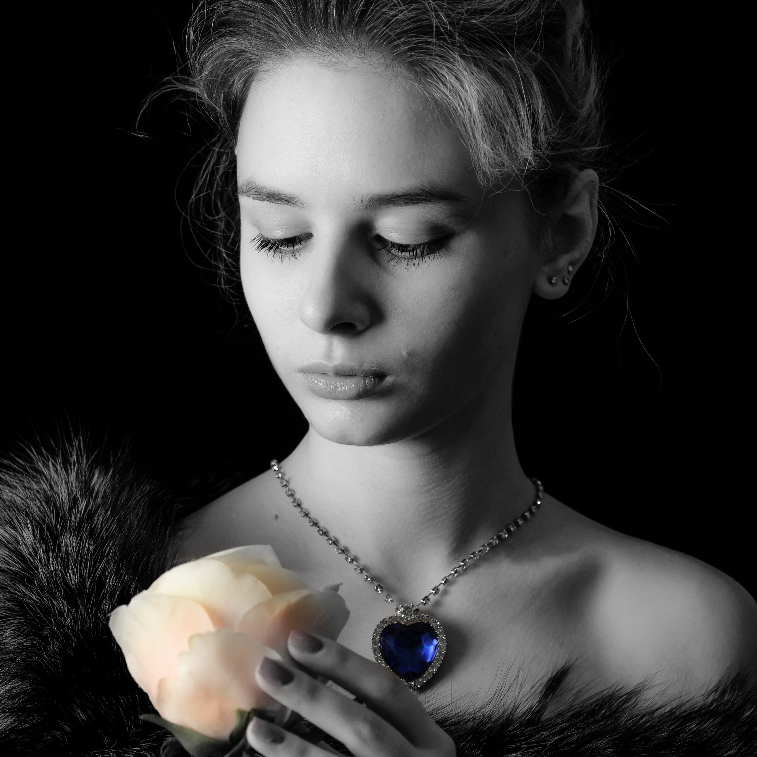 девушка держащая цветок в руке Портретная фотография в студии или на пленэре