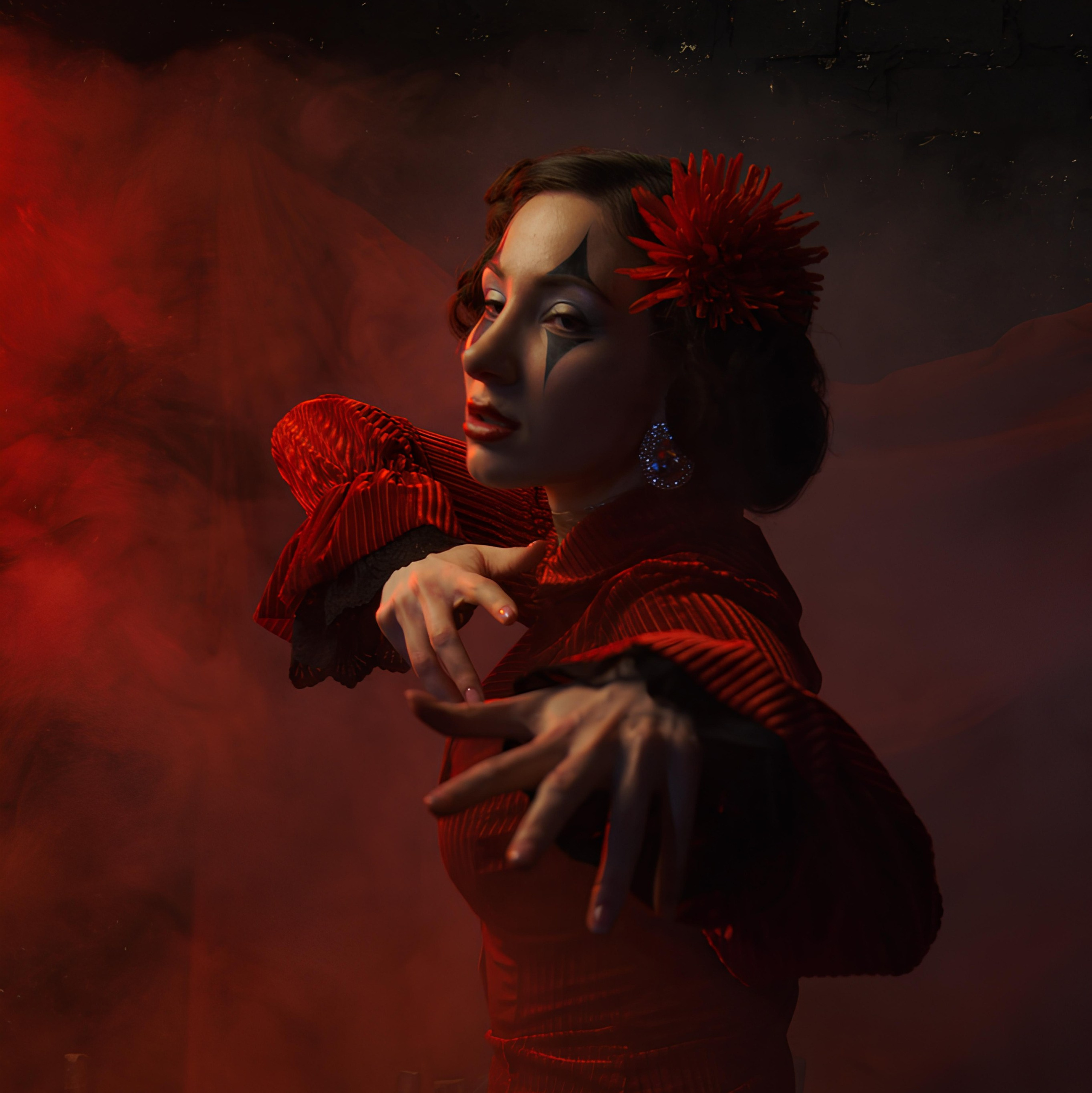 художественный портрет в красном драматическом освещении, театральная студийная фотография с атмосферой