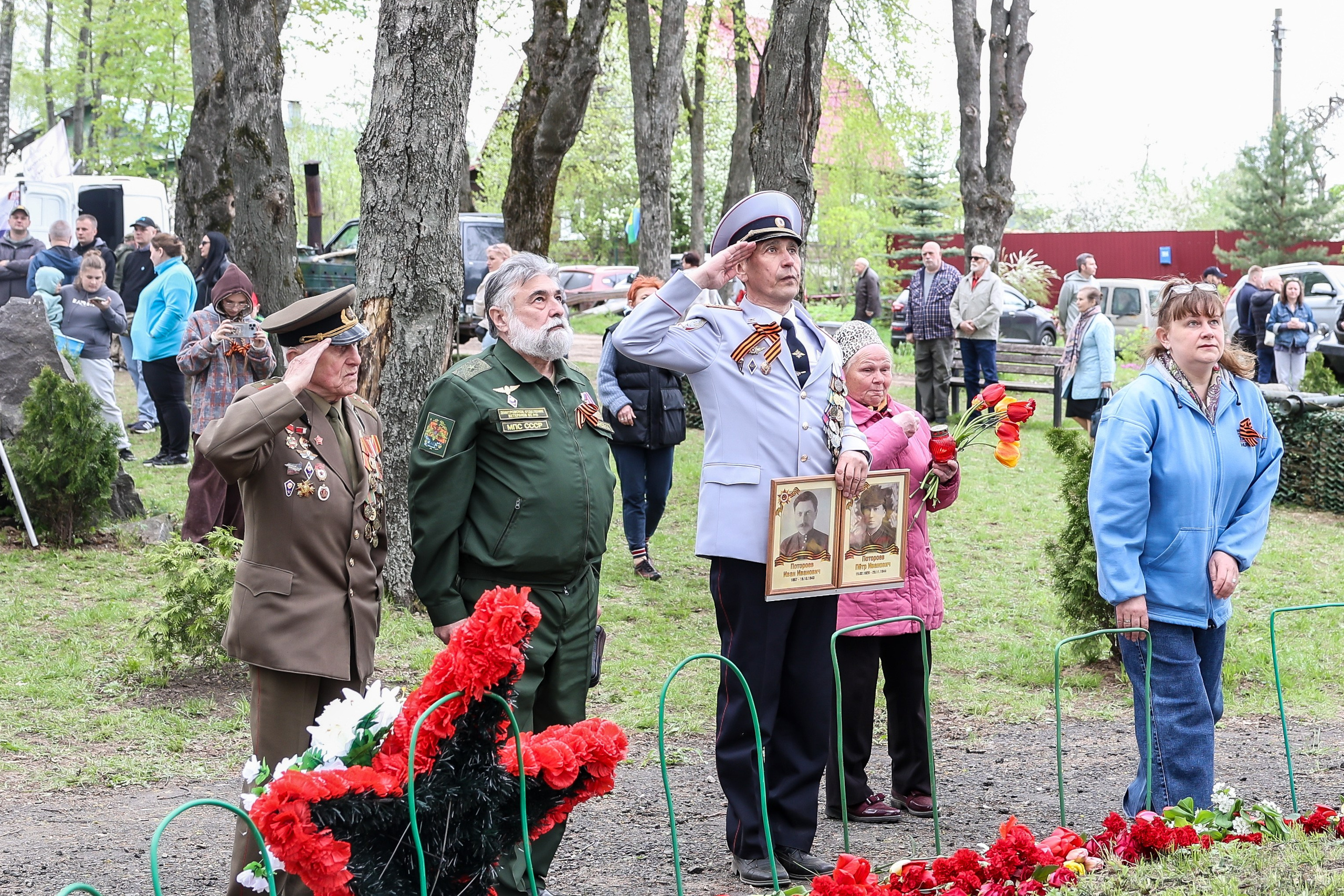 Патриотическое мероприятие у мемориала, возложение цветов, репортажный фотограф Карасёва Елена
