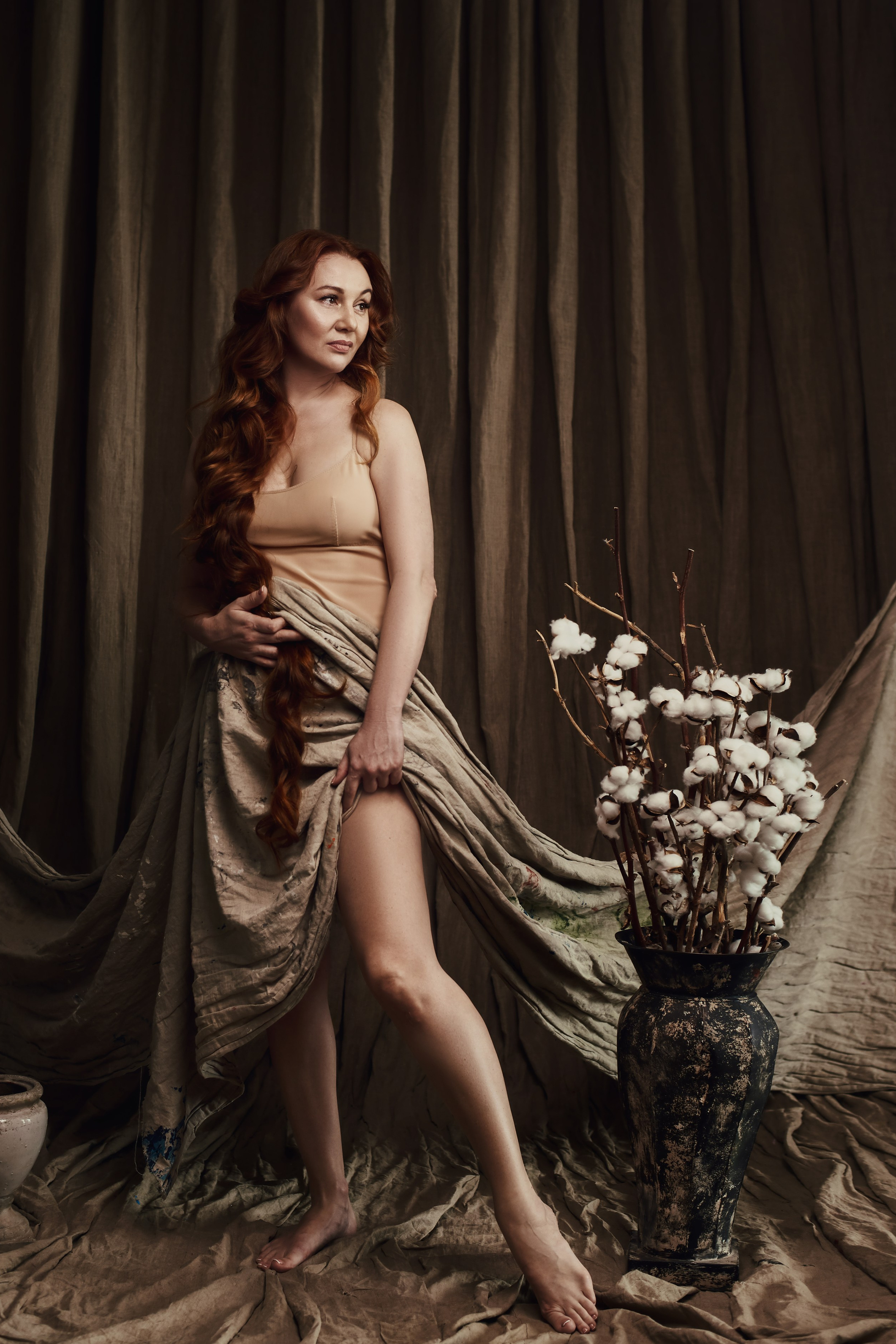 Художественная фотосессии в образе Рождение Венеры Боттичелли девушка с длинными волосами