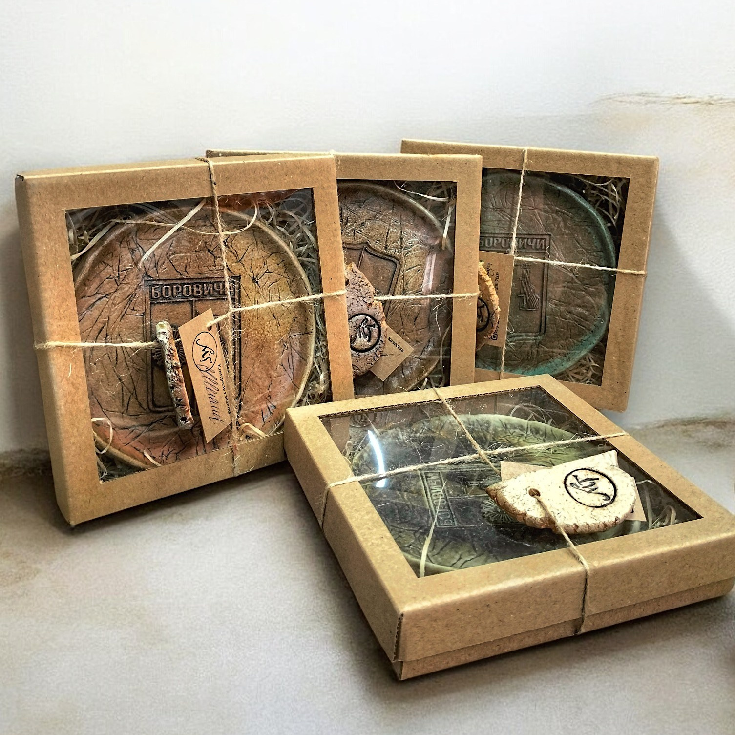 А как тщательно мы упаковочку выбираем! Стильно и красиво. Надежно. Обязательно номер и сертификат подлинности.