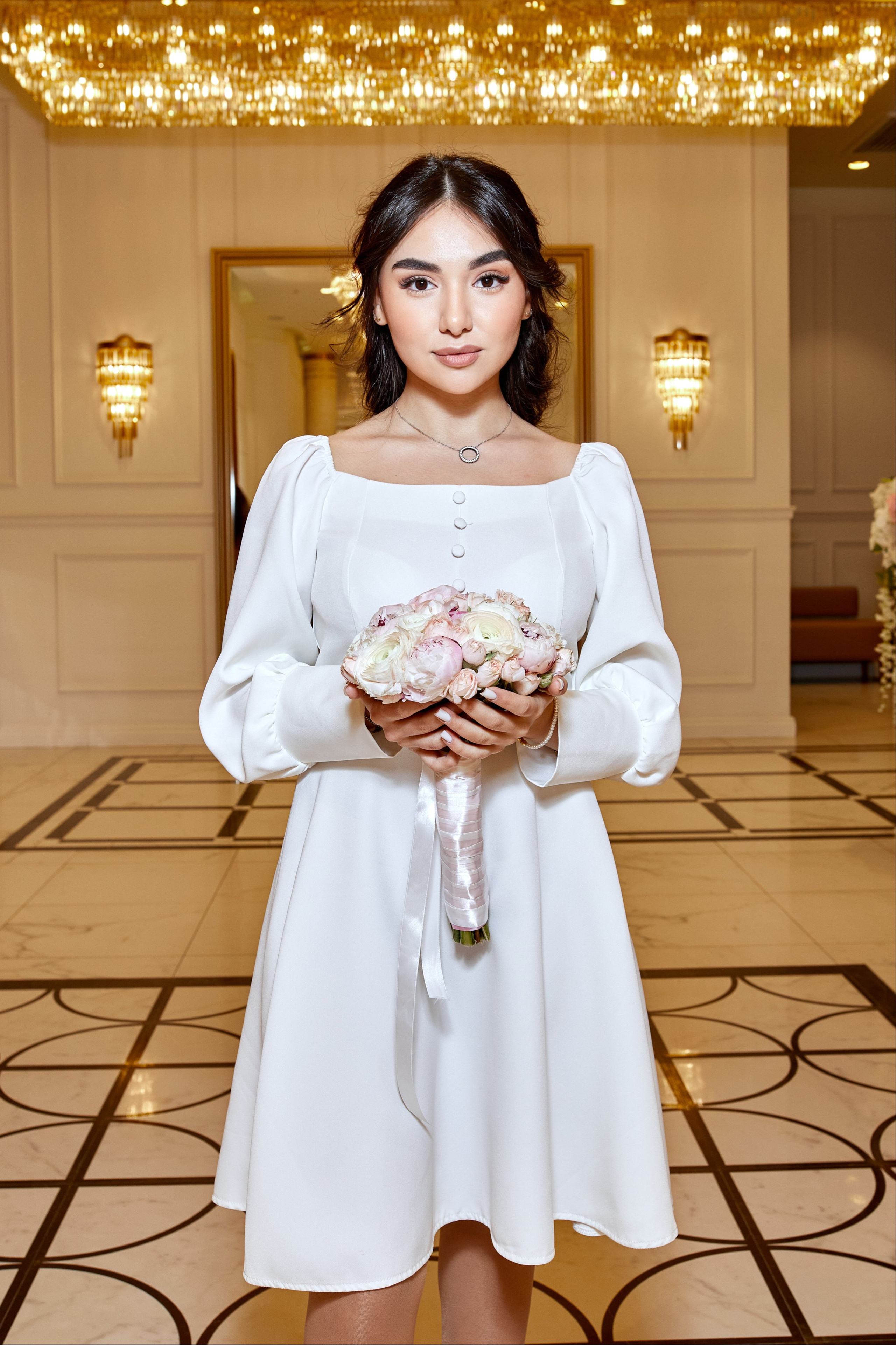 Свадебная фотосессия для пары – на снимке невеста перед бракосочетанием