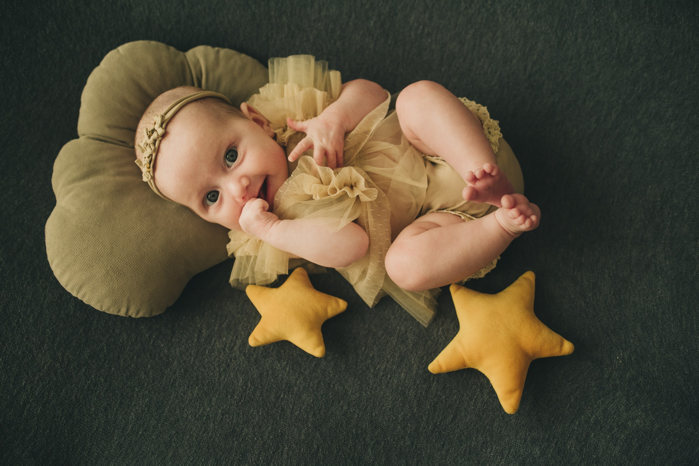 Эмоциональные фото малышей в месяц. Фотограф в Москве новорожденные свадьбы семьи Дарья Ларионова