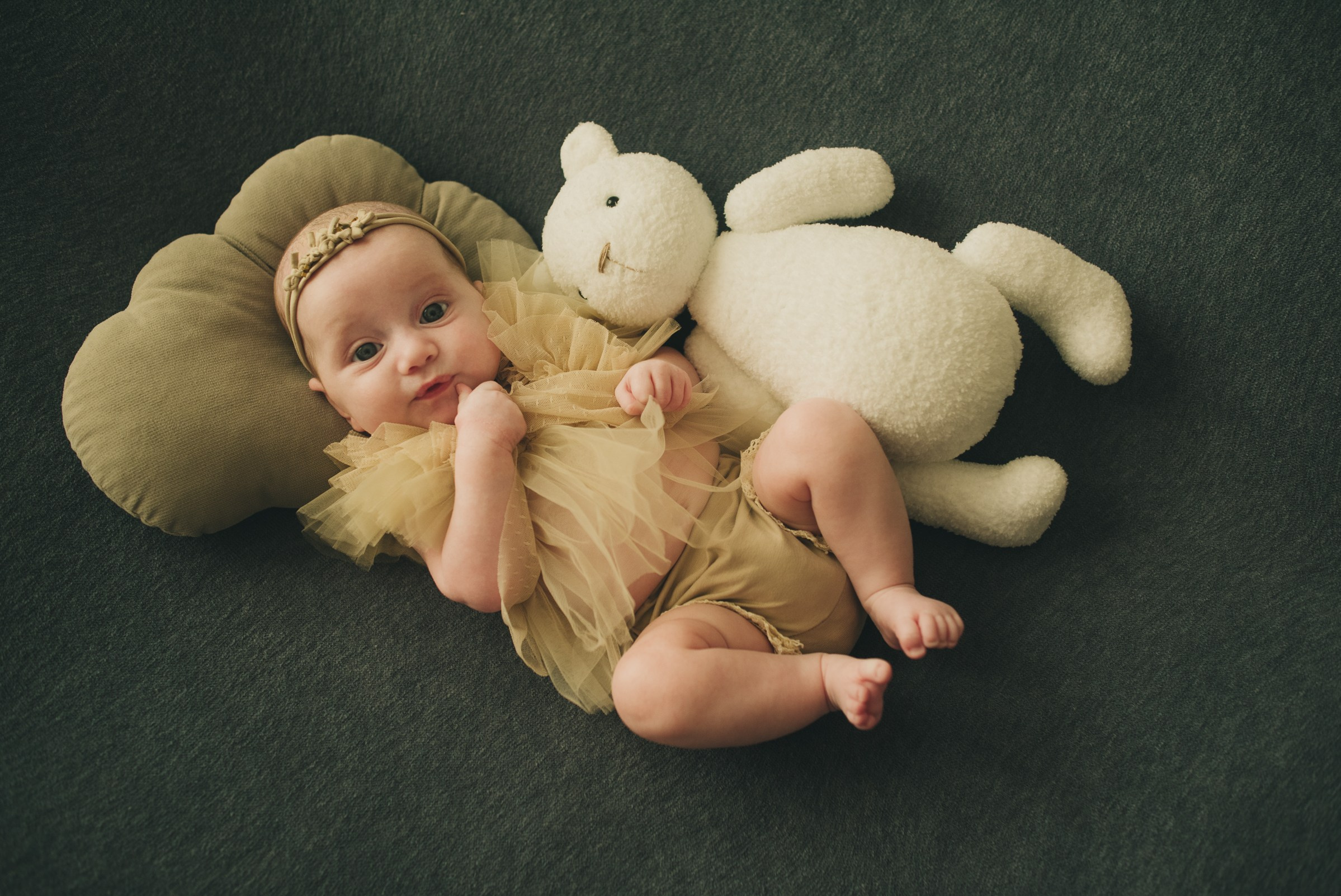 Эмоциональные фото малышей в месяц. Фотограф в Москве новорожденные свадьбы семьи Дарья Ларионова