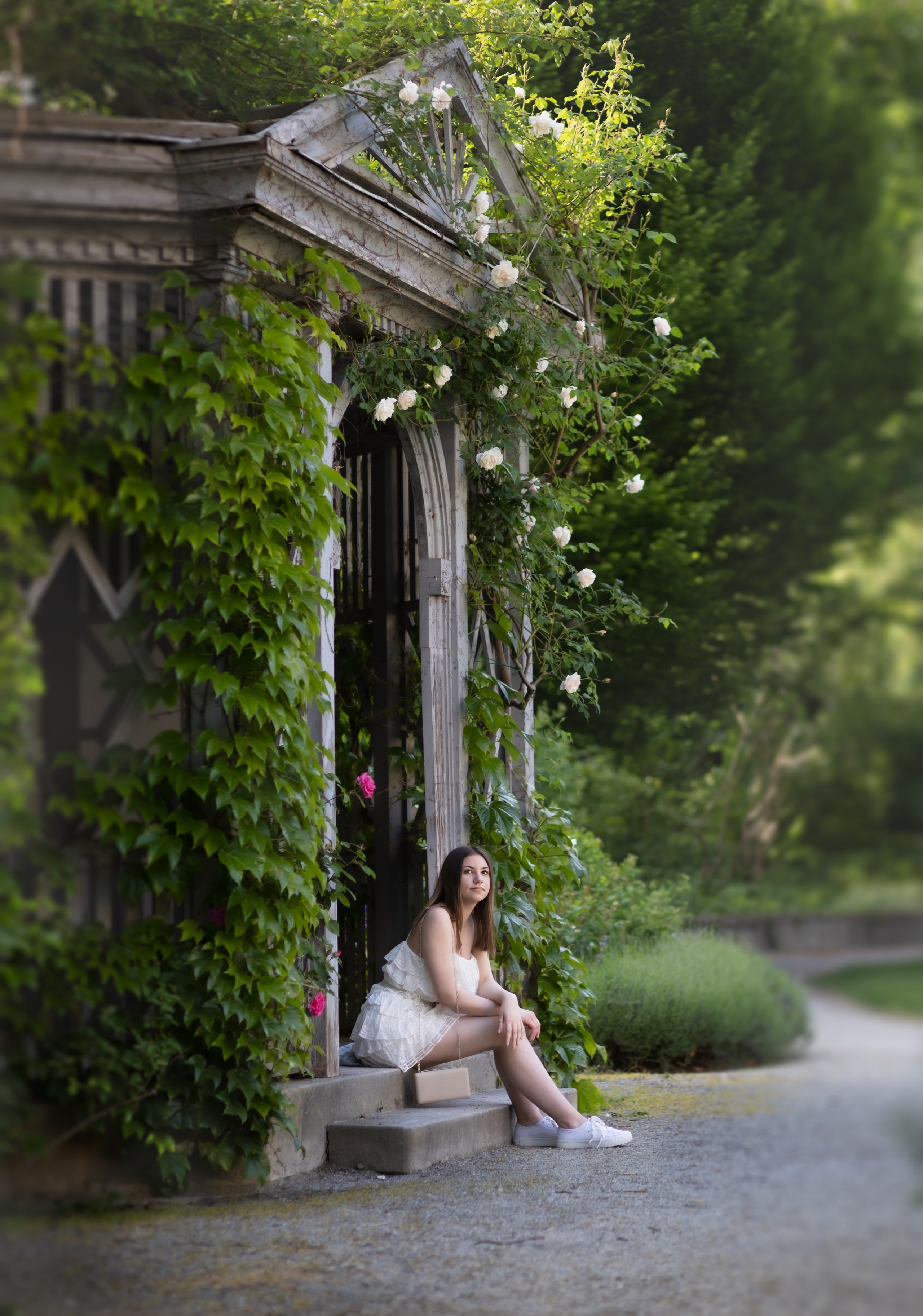 Живая фотосессия на природе: девушка у беседки