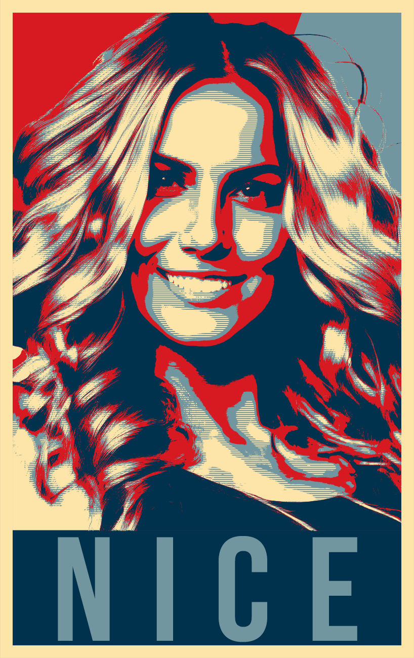 Стиль HOPE. Девушка с длинными, вьющимися волосами улыбается.