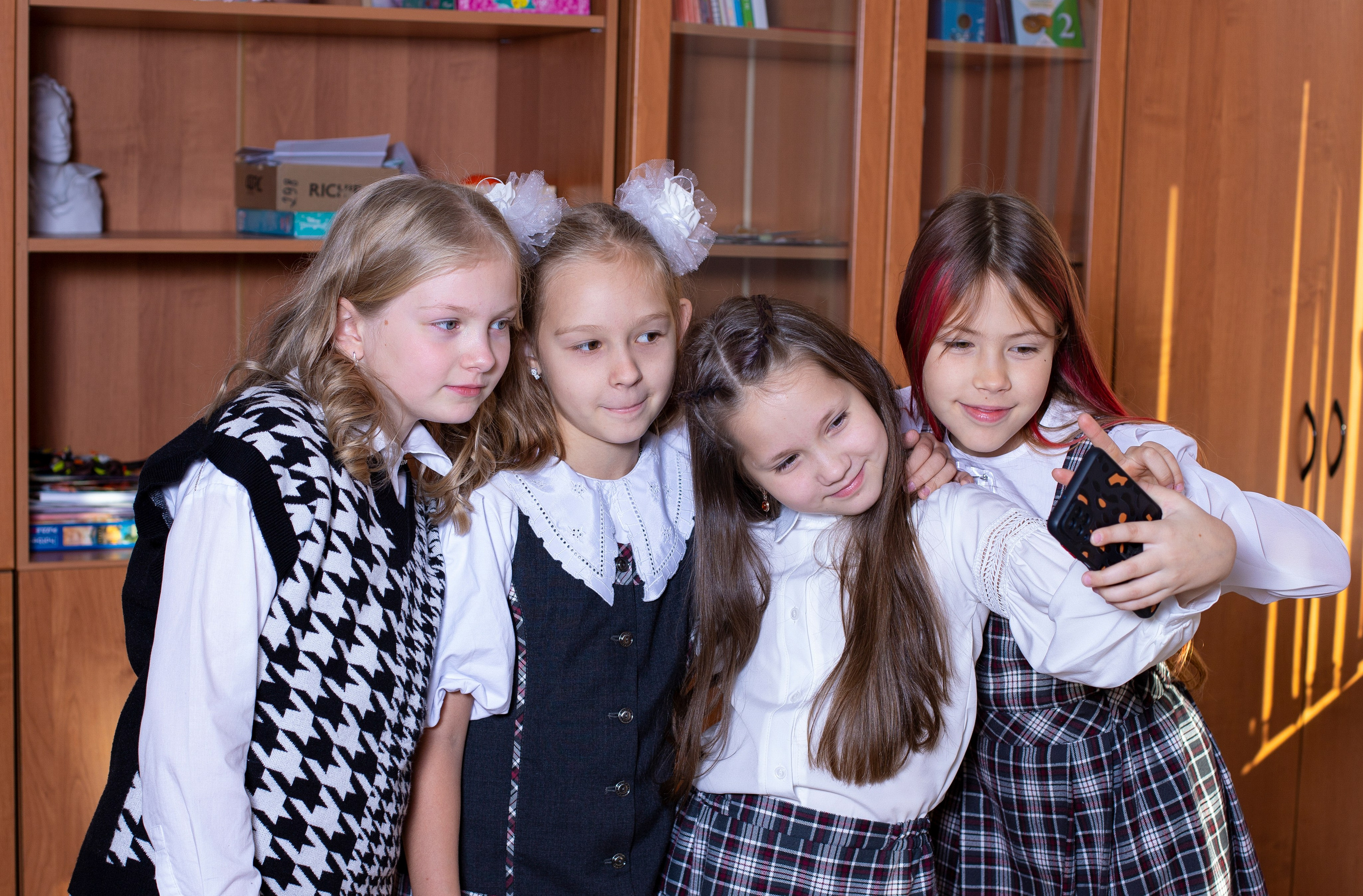 Выпускные альбомы для 4 класса с персональным выбором фото в свой альбом. ВЫПУСКНЫЕ АЛЬБОМЫ для детского сада и школы Санкт-Петербург и Лен. область