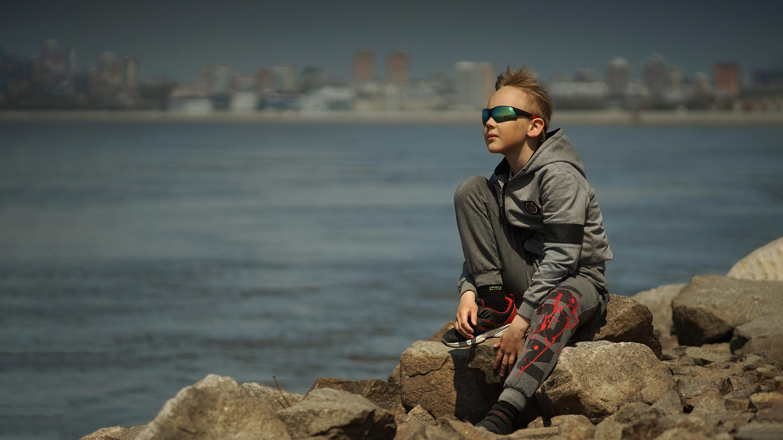 Портрет мальчика на фоне залива