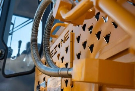 О марке BEEZONE. Продажа надежной спецтехники от компании СТИ в г. Новосибирск