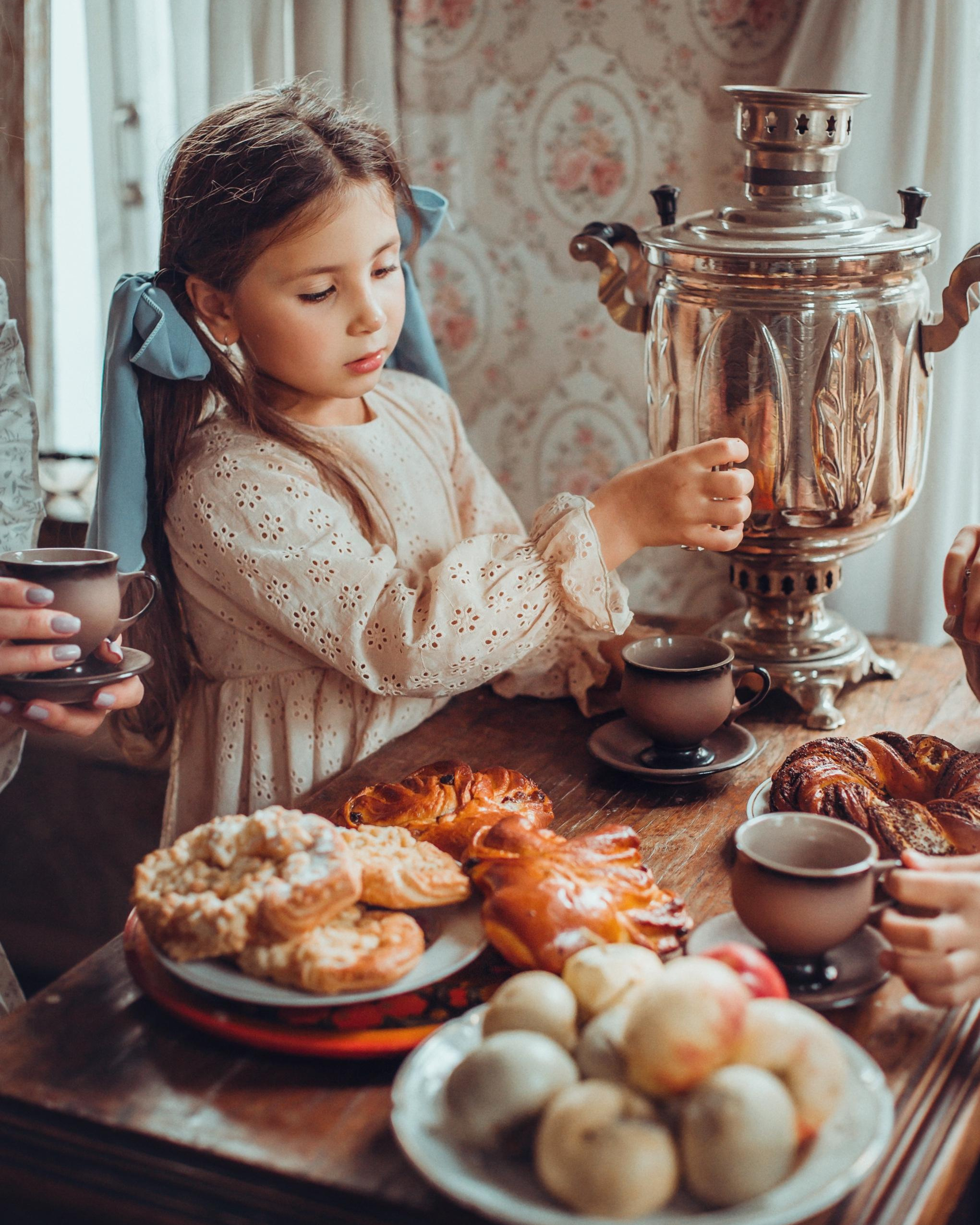 Семейная фотосессия, фотосессия в деревне, деревенский дом, чаепитие. Профессиональный фотограф, фотохудожник, видеограф из Москвы
