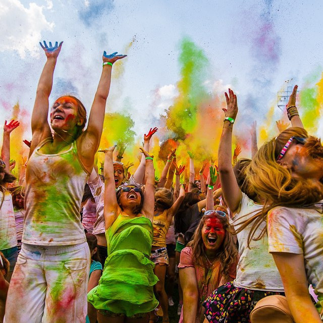 Репортажная фотосъемка массовых мероприятий в Нижнем Новгороде. Толпа людей на фестивале красок холи, фотография с яркими индийскими красками
