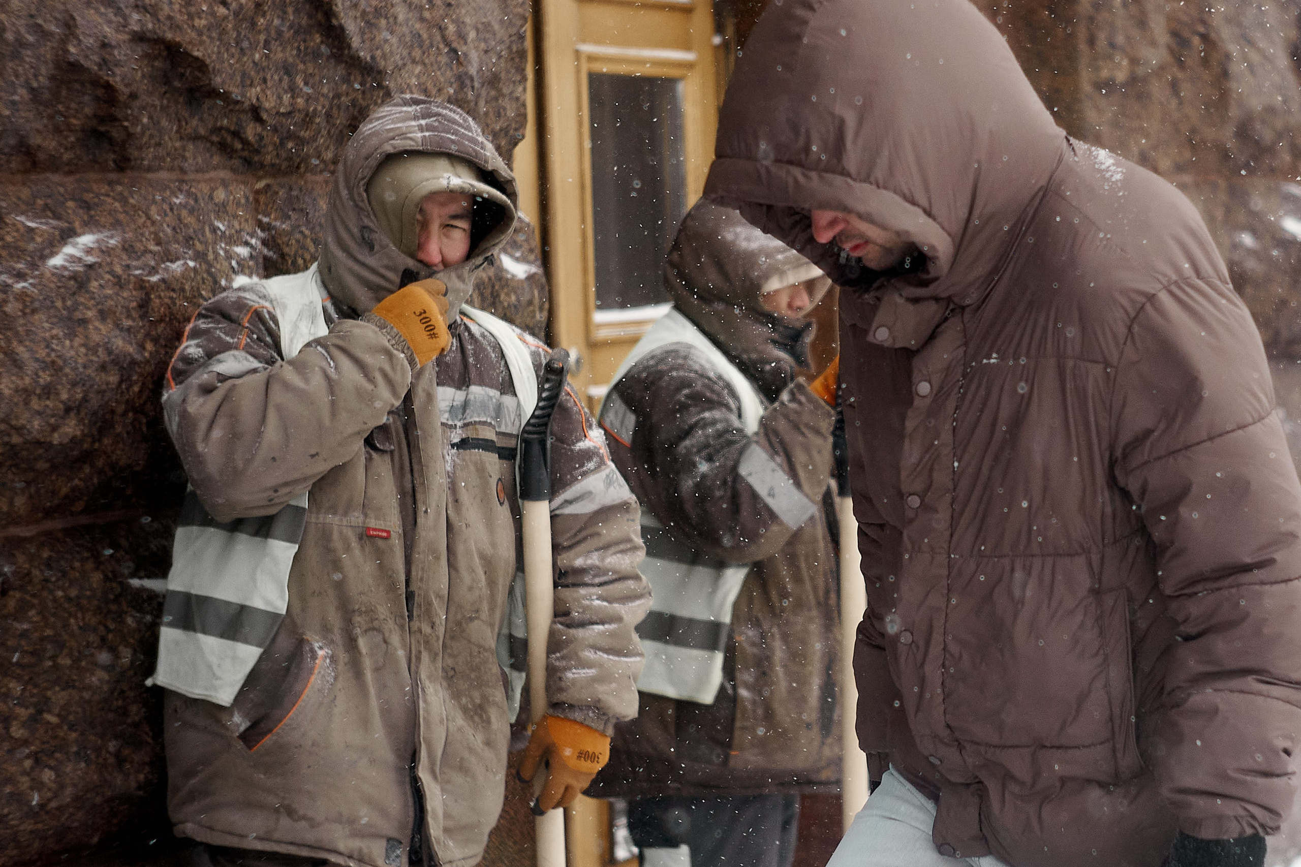 Работники на улицах Москвы расчищают снег. Борьба с снегопадом в Москве 19 февраля 2026 года