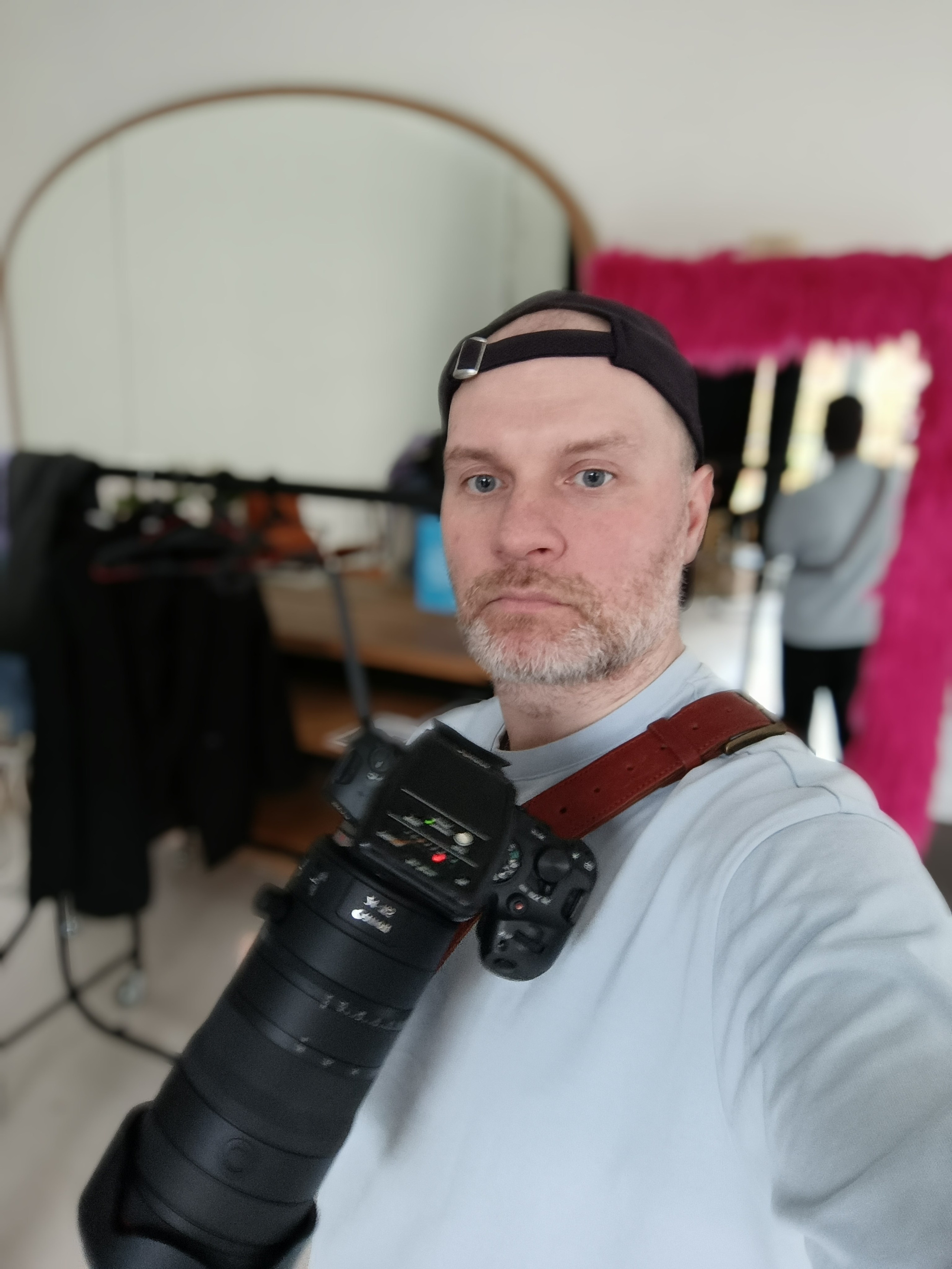 Контакты. Дай портреты молодым