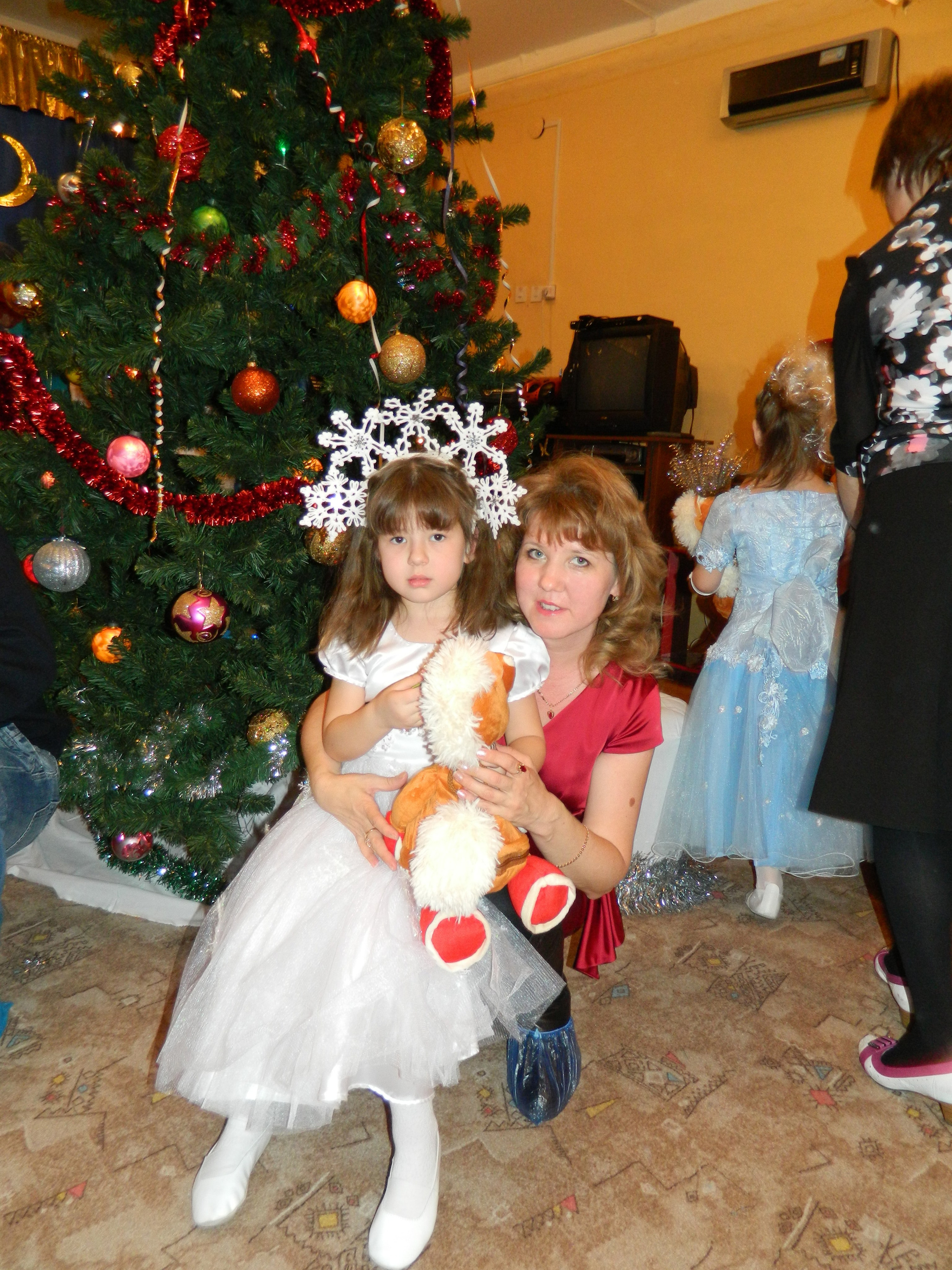 домашнее фото, новогодний утренник в детском саду, мама с дочкой