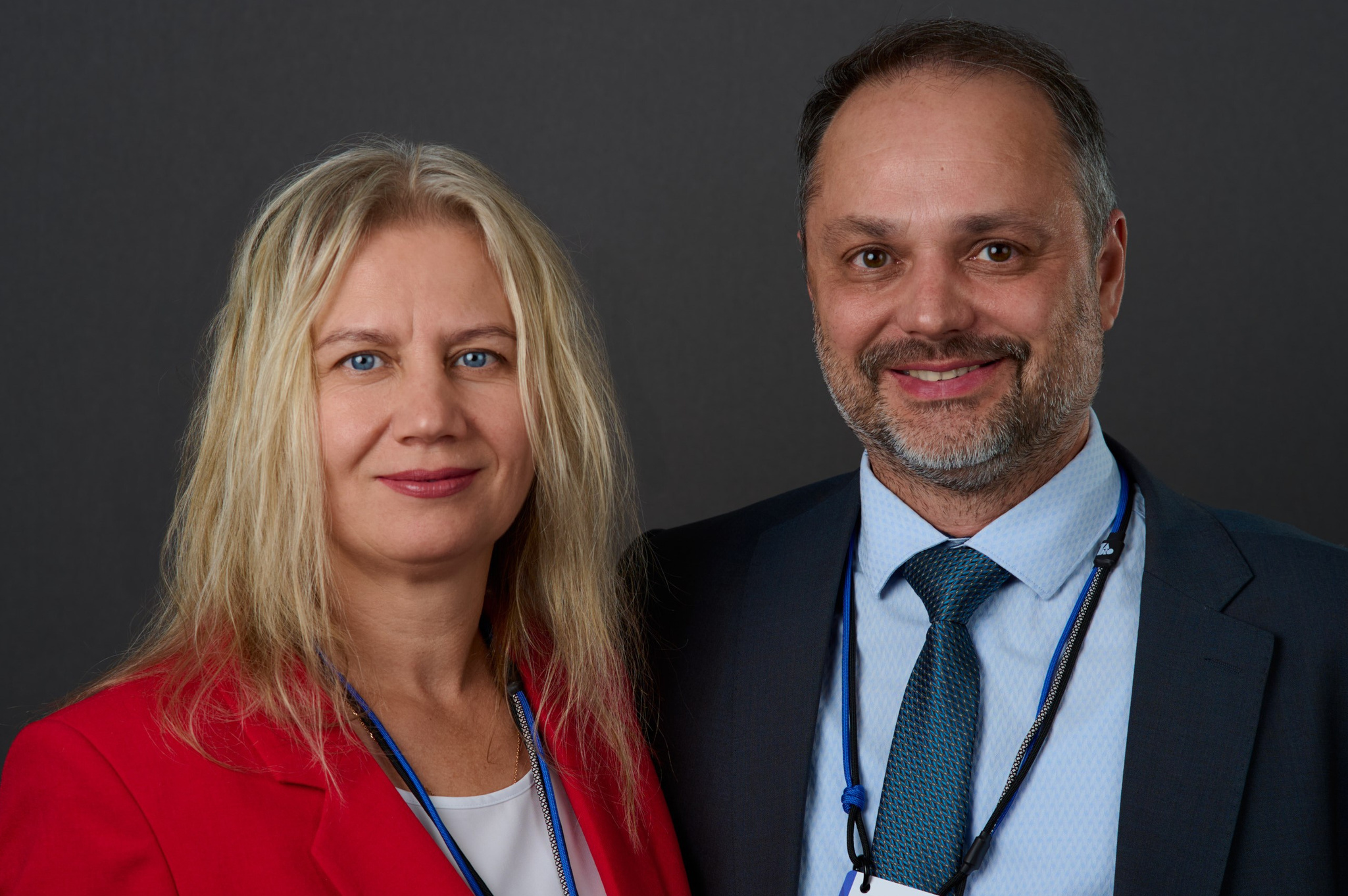 Съёмка бизнес-портретов и деловых портретов сотрудников и руководителей в Москве и Петербурге — фотография мужчины в деловом костюме и женщины в красном пиджаке