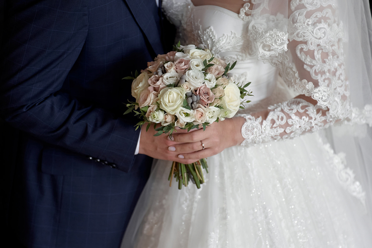 Руки жениха и невесты с буекетом. Свадебный фотограф в Загс в Москве Сергей Гаварос gavaros.ru