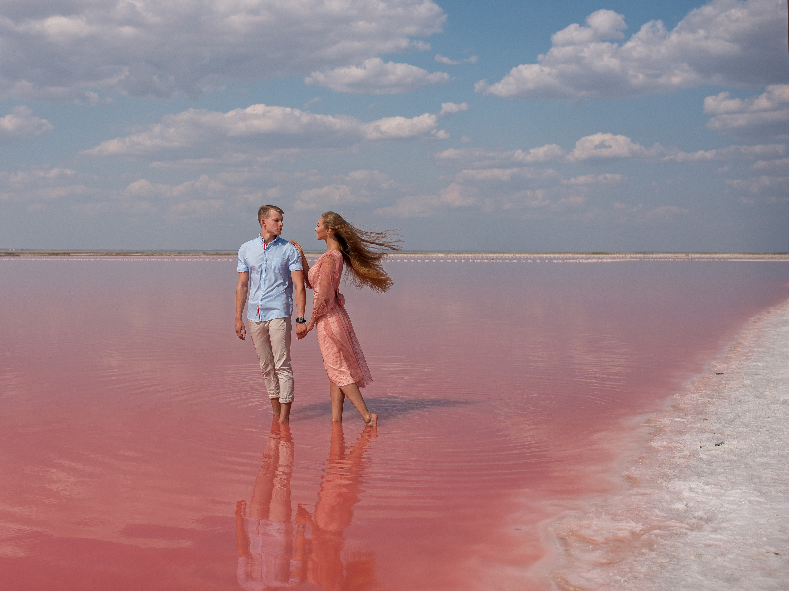 Фотосъемка для пар на соленом розовом озере в Крыму (Сасык-Сиваш) 