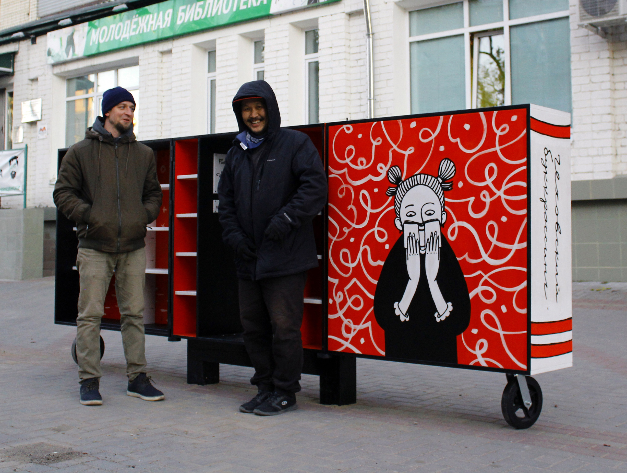 Шкаф. Художник Рыбак Николай