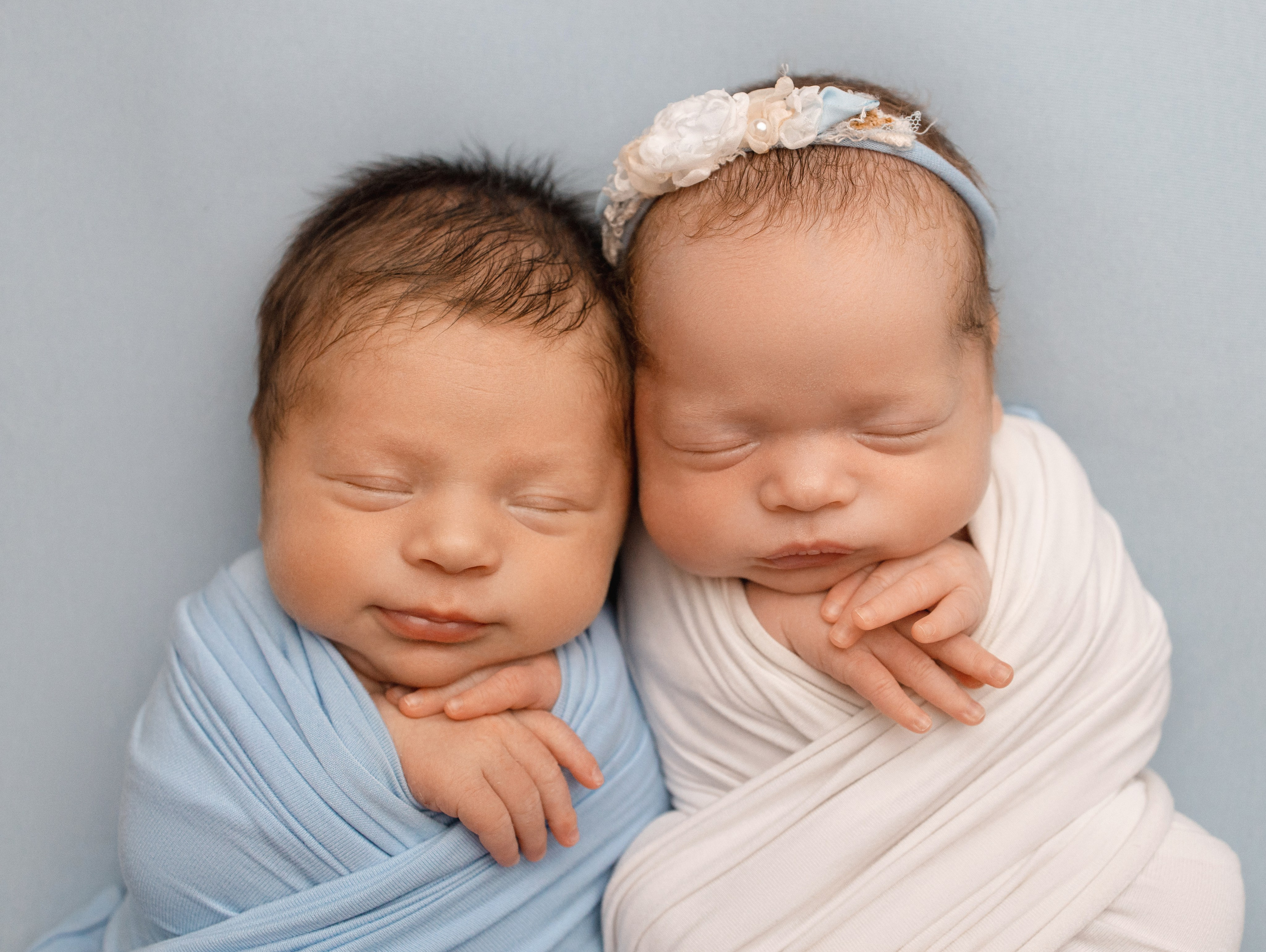 Фотосессия новорождённой двойни. Фотограф беременности и новорождённых в Набережных Челнах