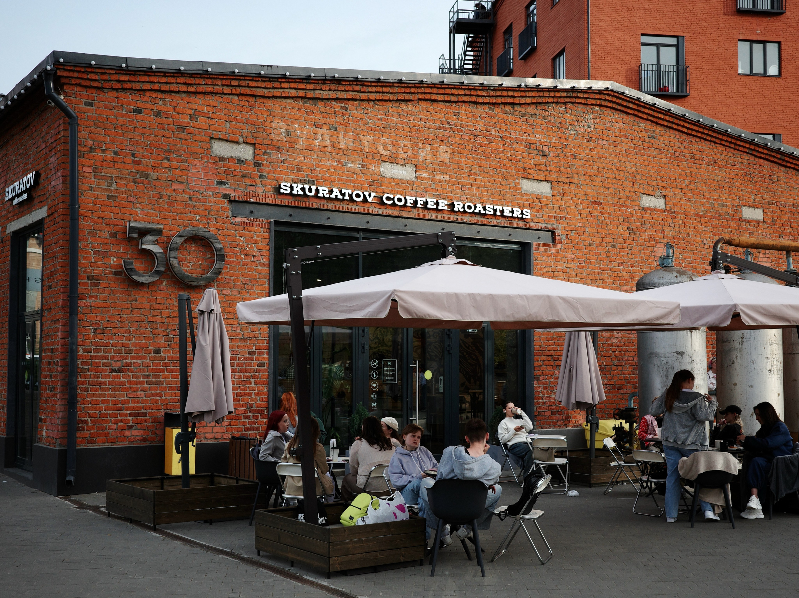 Фотопрогулка по Дизайн-заводу (бывш. «Flacon») и арт-пространству «Хлебозавод» на Дмитровской. Проект «Фотокладовка»: блог уличной фотографии в формате street photo