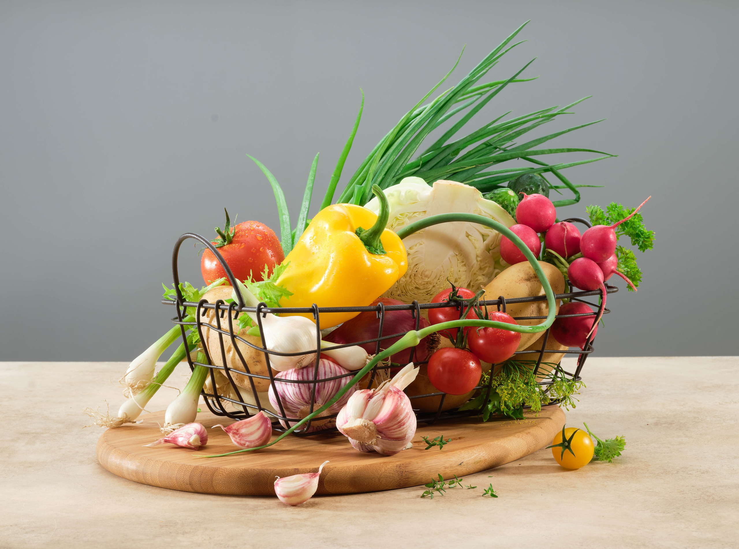 Фудстайлинг сезонных овощей для баннера фермерского магазина.