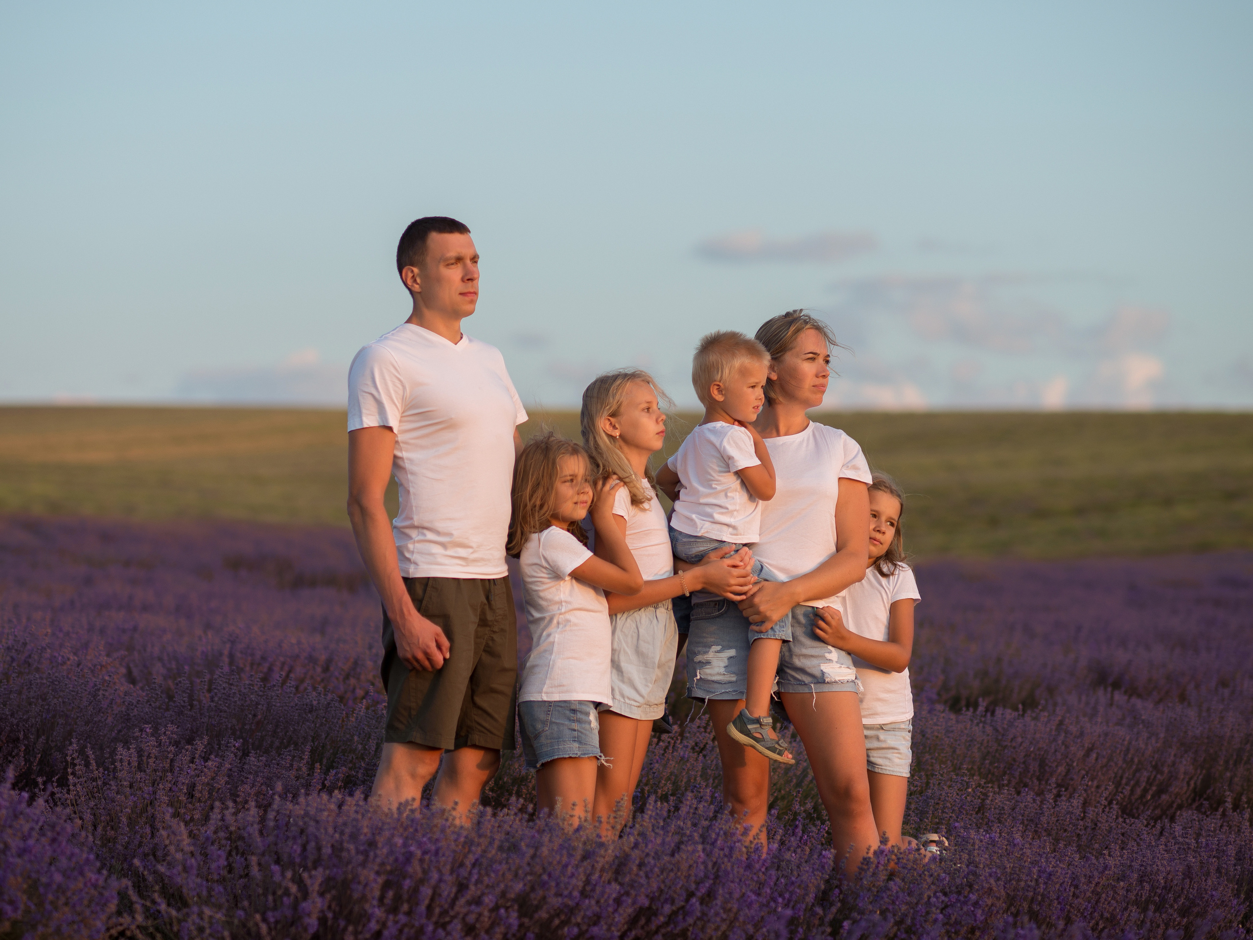 Семейная фотосессия на лавандовом поле в Бахчисарайском районе в Крыму