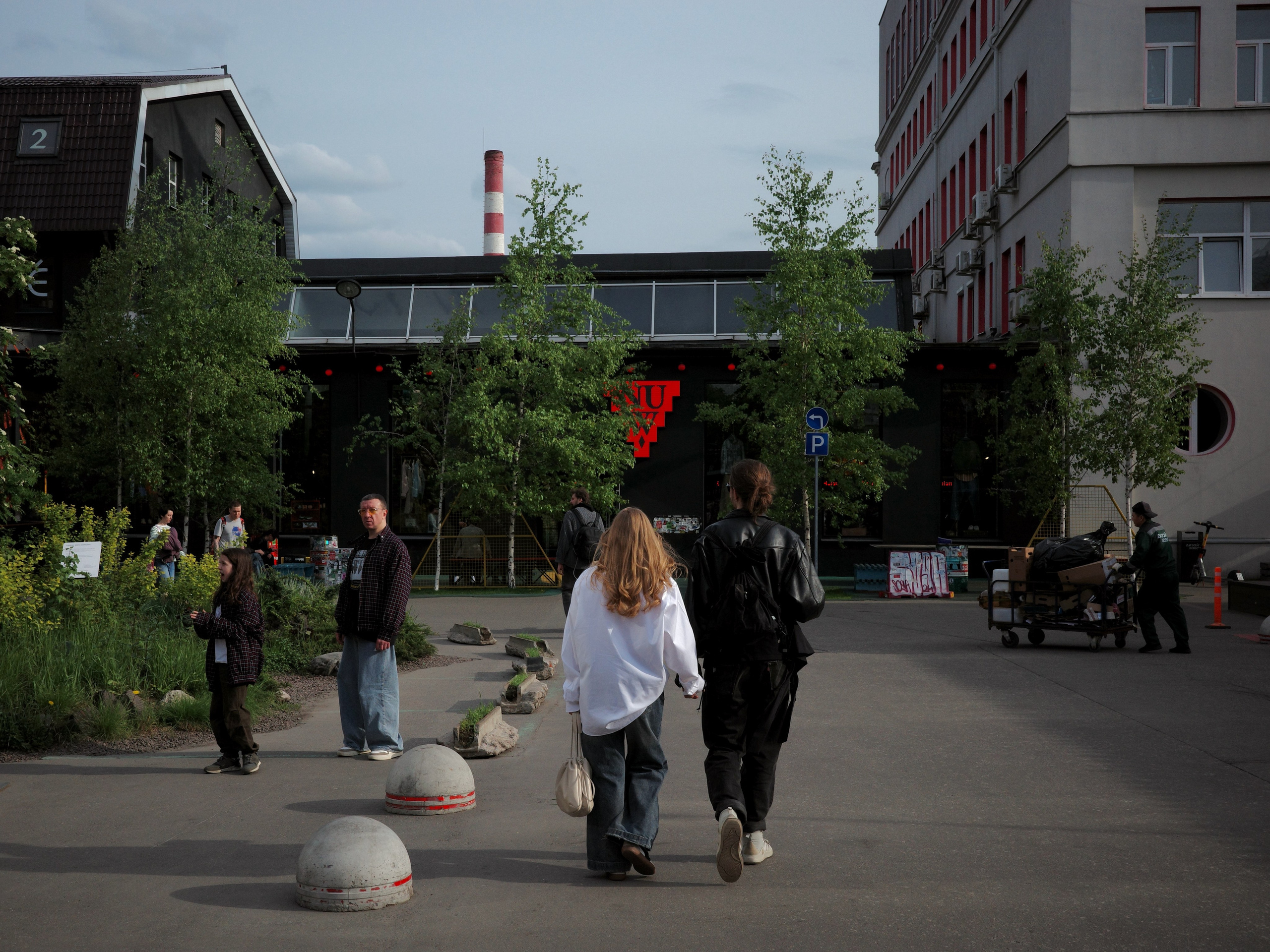 Фотопрогулка по Дизайн-заводу (бывш. «Flacon») и арт-пространству «Хлебозавод» на Дмитровской. Проект «Фотокладовка»: блог уличной фотографии в формате street photo