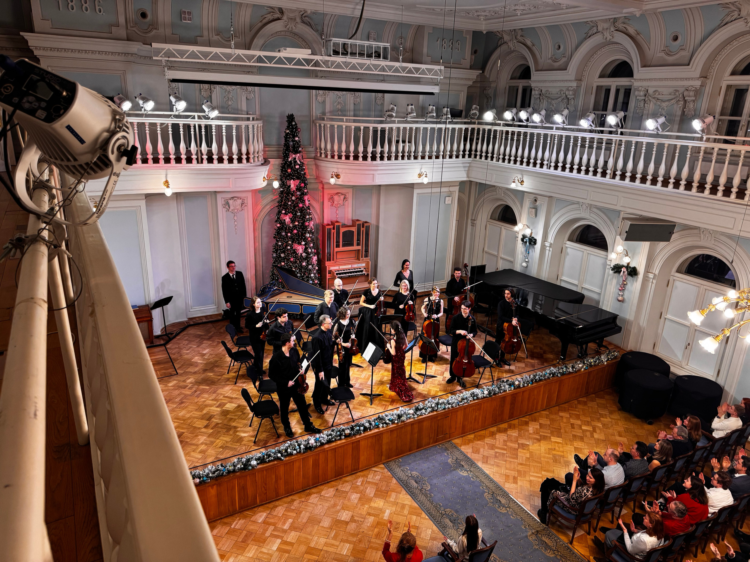 Инструментальный ансамбль «I Fiori». Скрипачка Анна Савкина