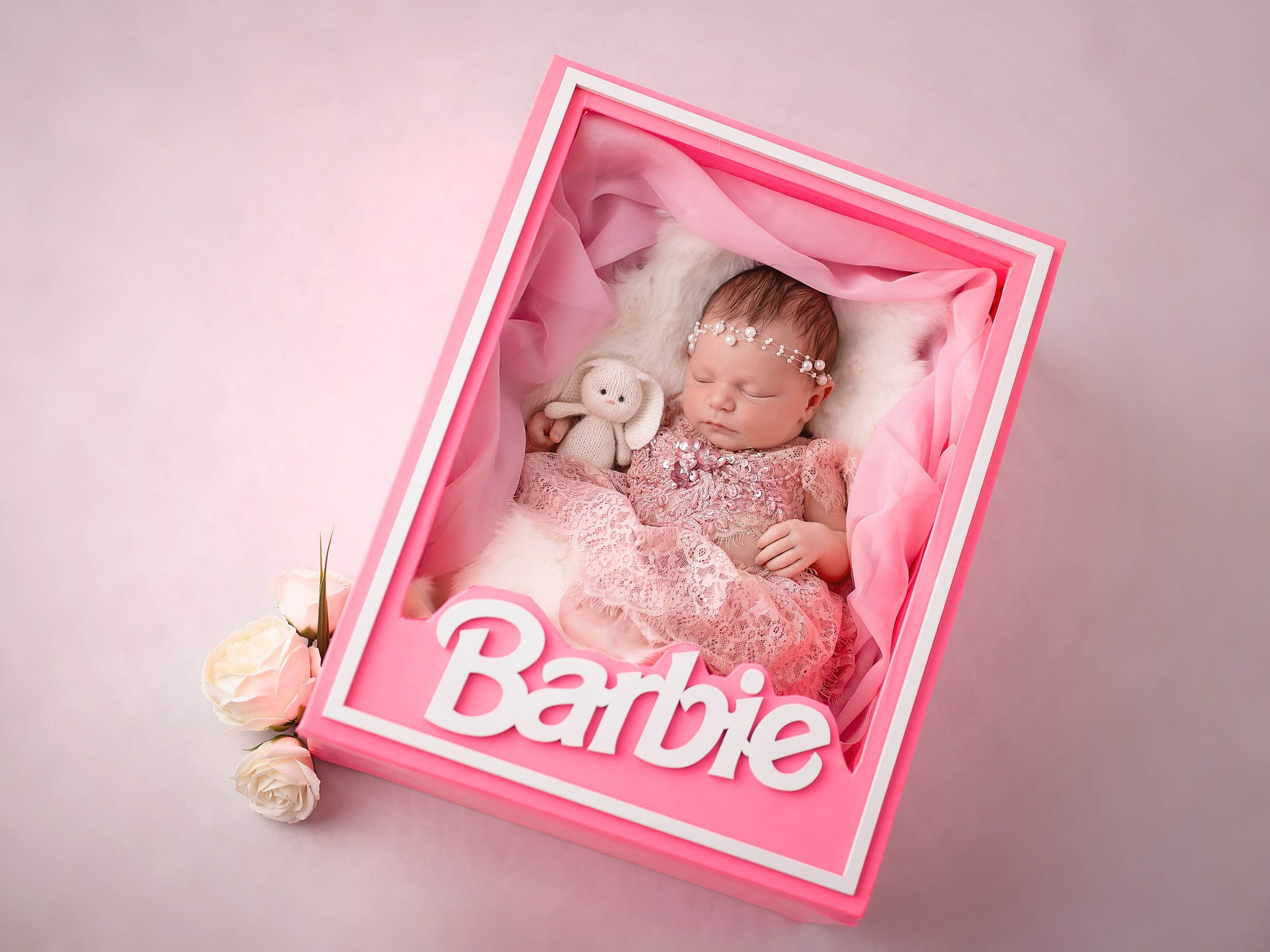 Девочка , которая родилась совсем недавно спит в коробке Barbie 