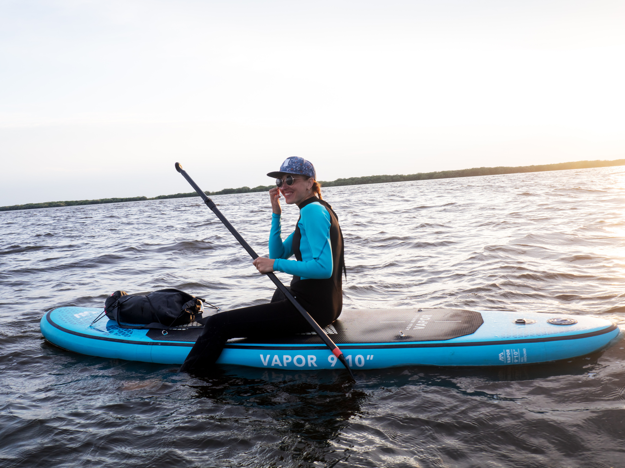 Девушка на SUP-борде. Купить коммерческие фотографии для использования в дизайне и рекламе