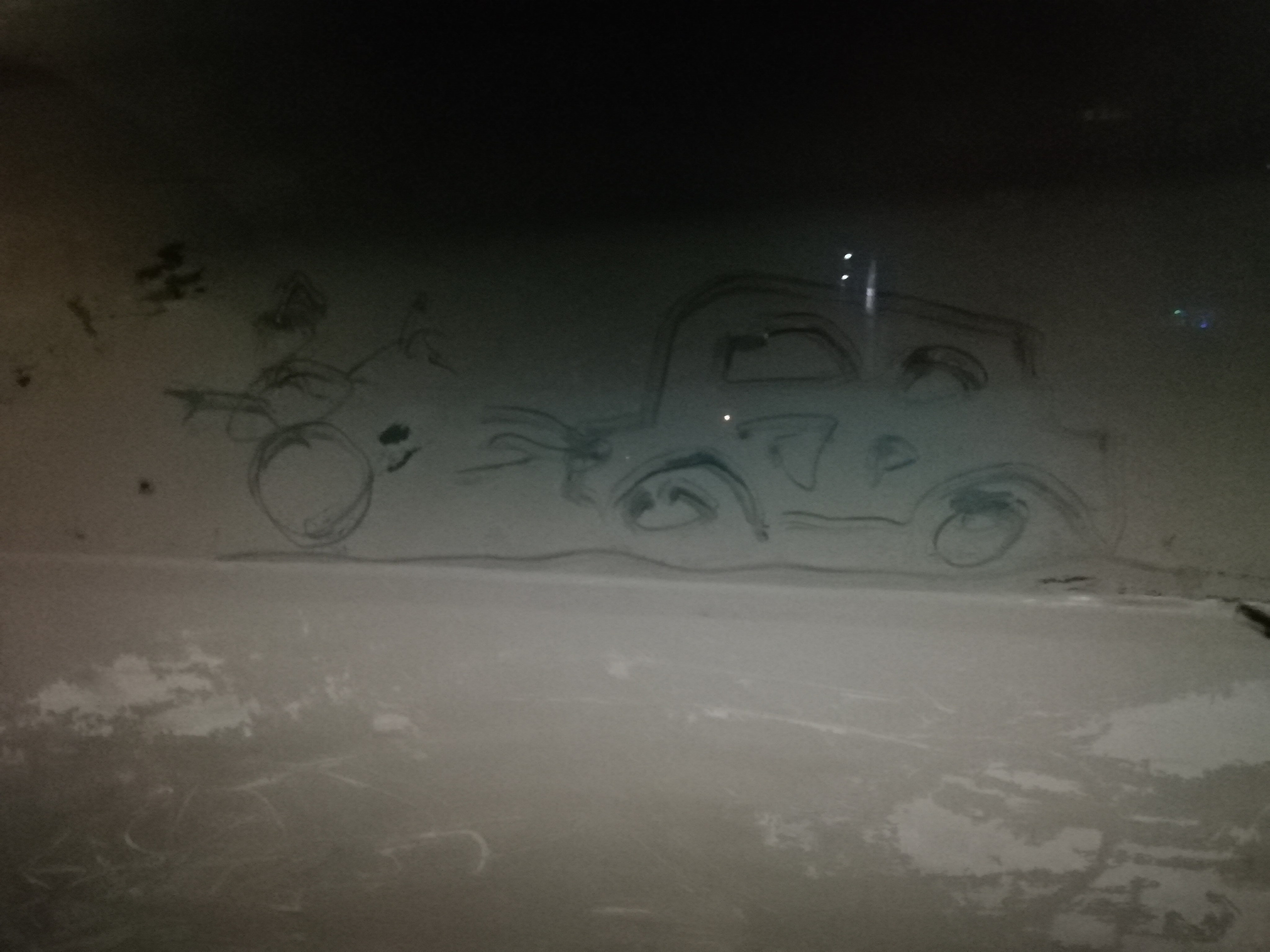 Рисункинаокнахавтобуса. Художник Рыбак Николай