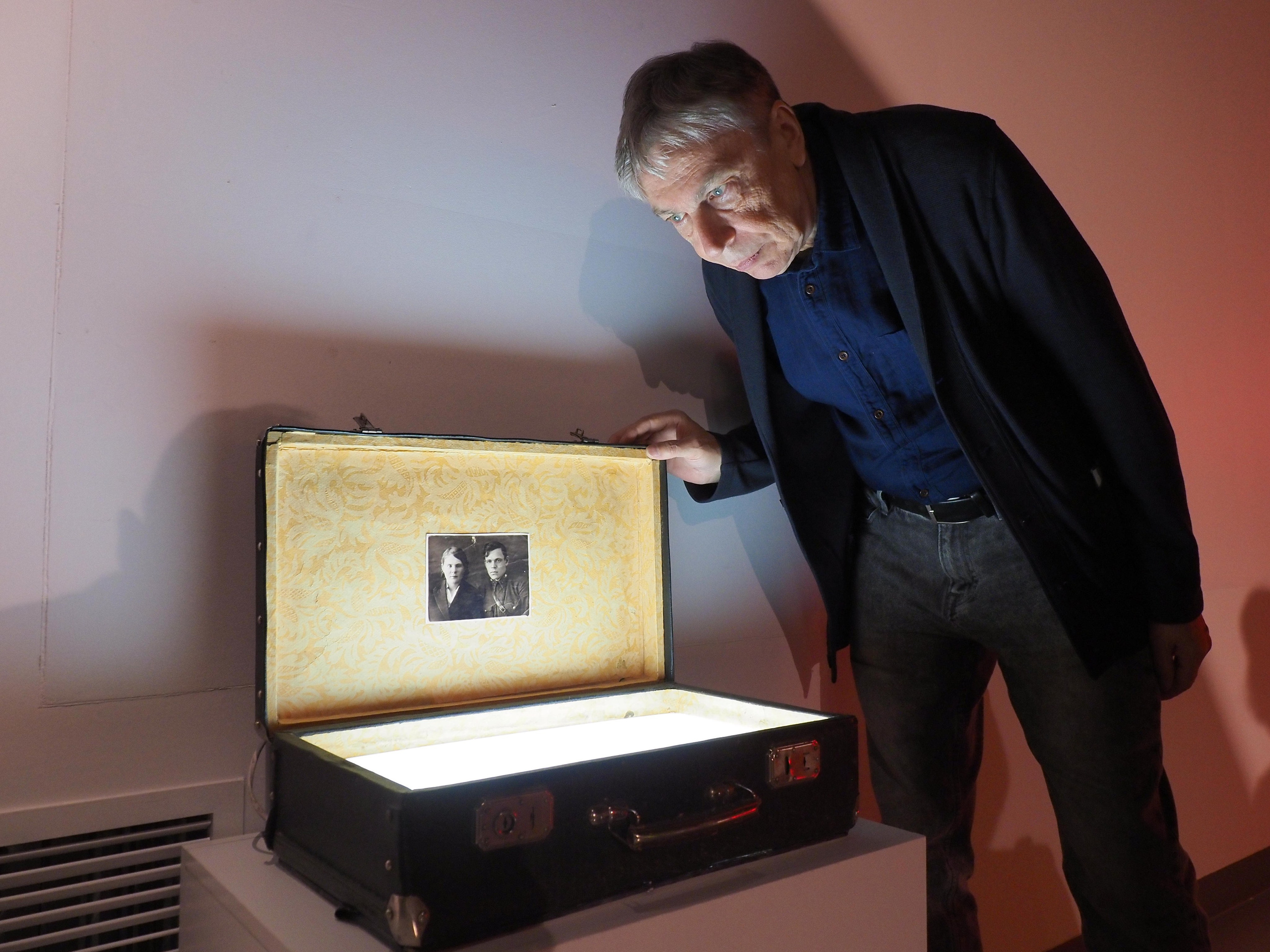 художник Евгений Тишков