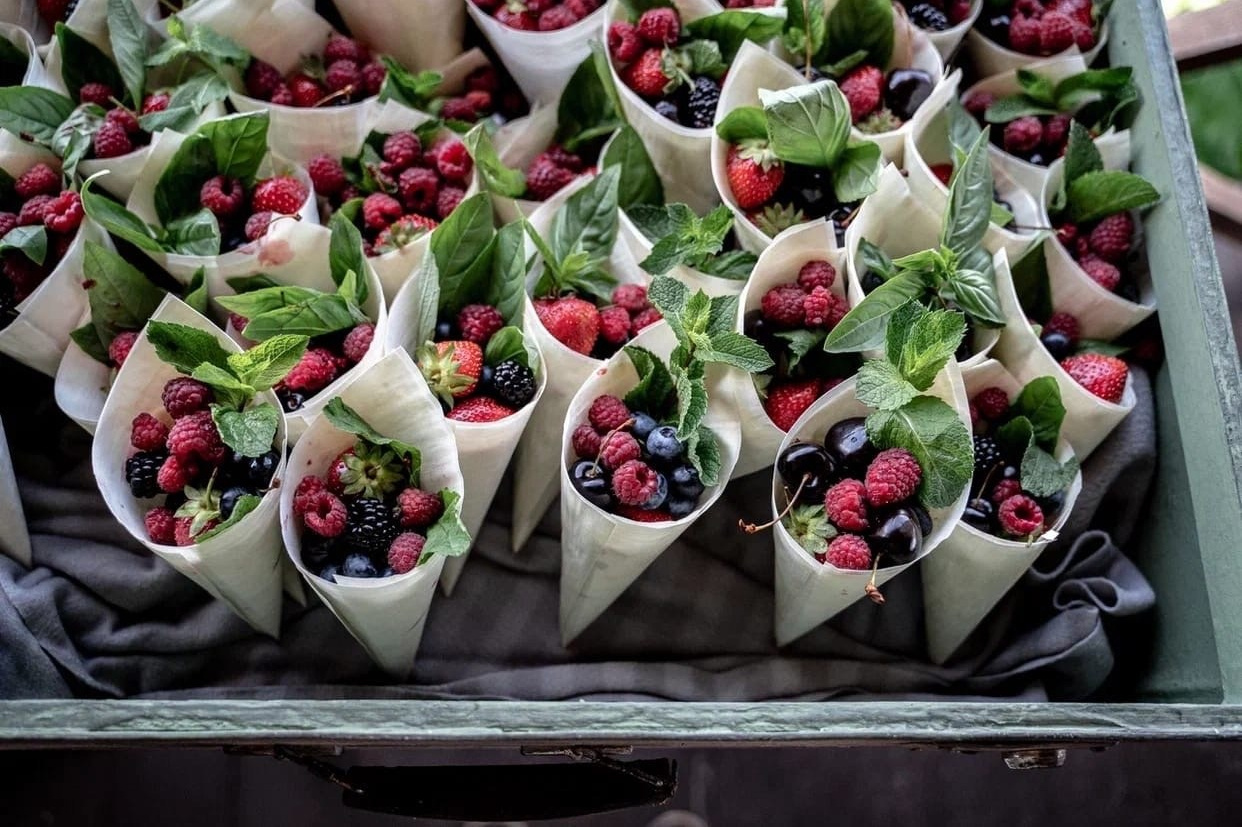 Ягодный чемодан, ягодный чемоданчик, ягоды в крафтовых кульках, фуршет, кейтеринг, уникальное предложение, Royal Catering, выездное обслуживание, ресторан