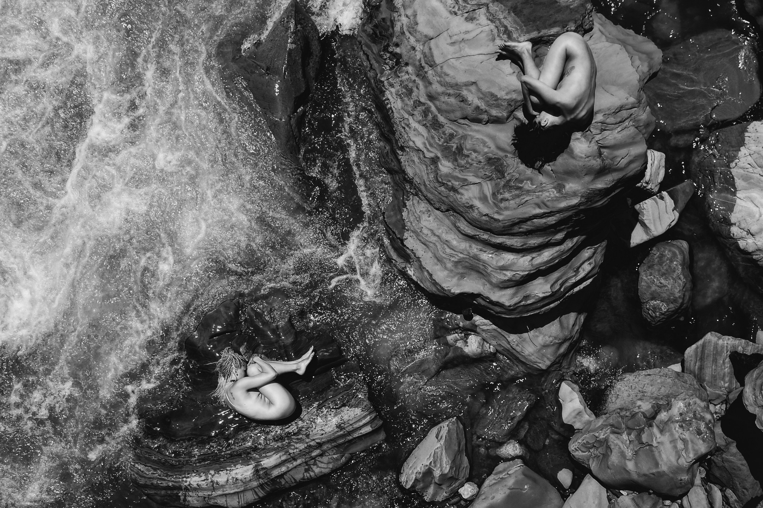 Фотография девушек на камней и реки в стиле НЮ