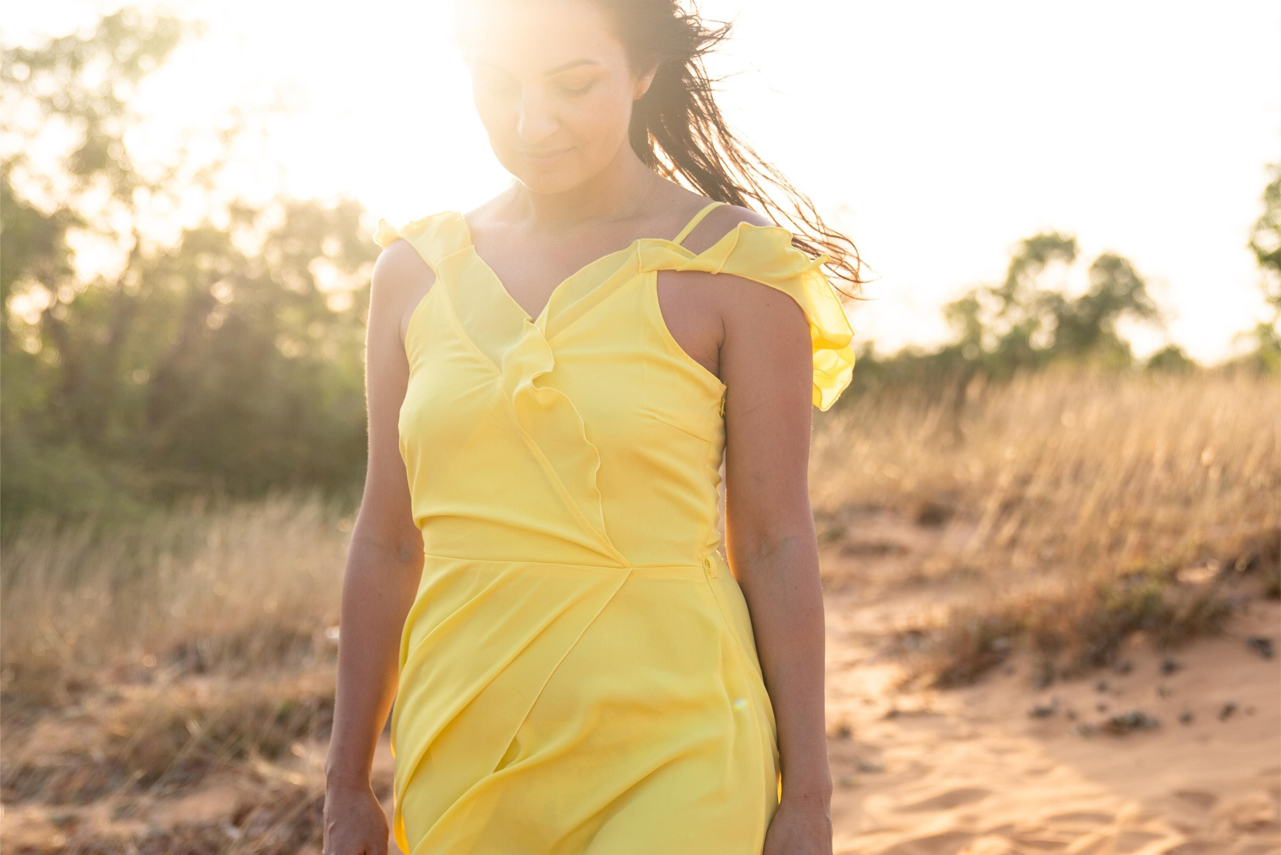 Портрет женщины в черном платье на фоне тропического бассейна и пальмы для раздела услуг фотографа kartashow.ru