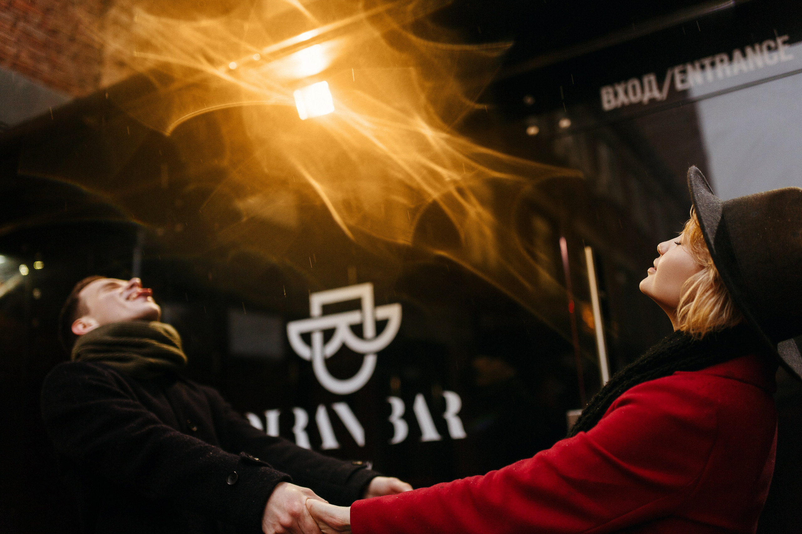 Фотограф лав стори провёл красивую фотосессию в Москве – фотография пары в дождь