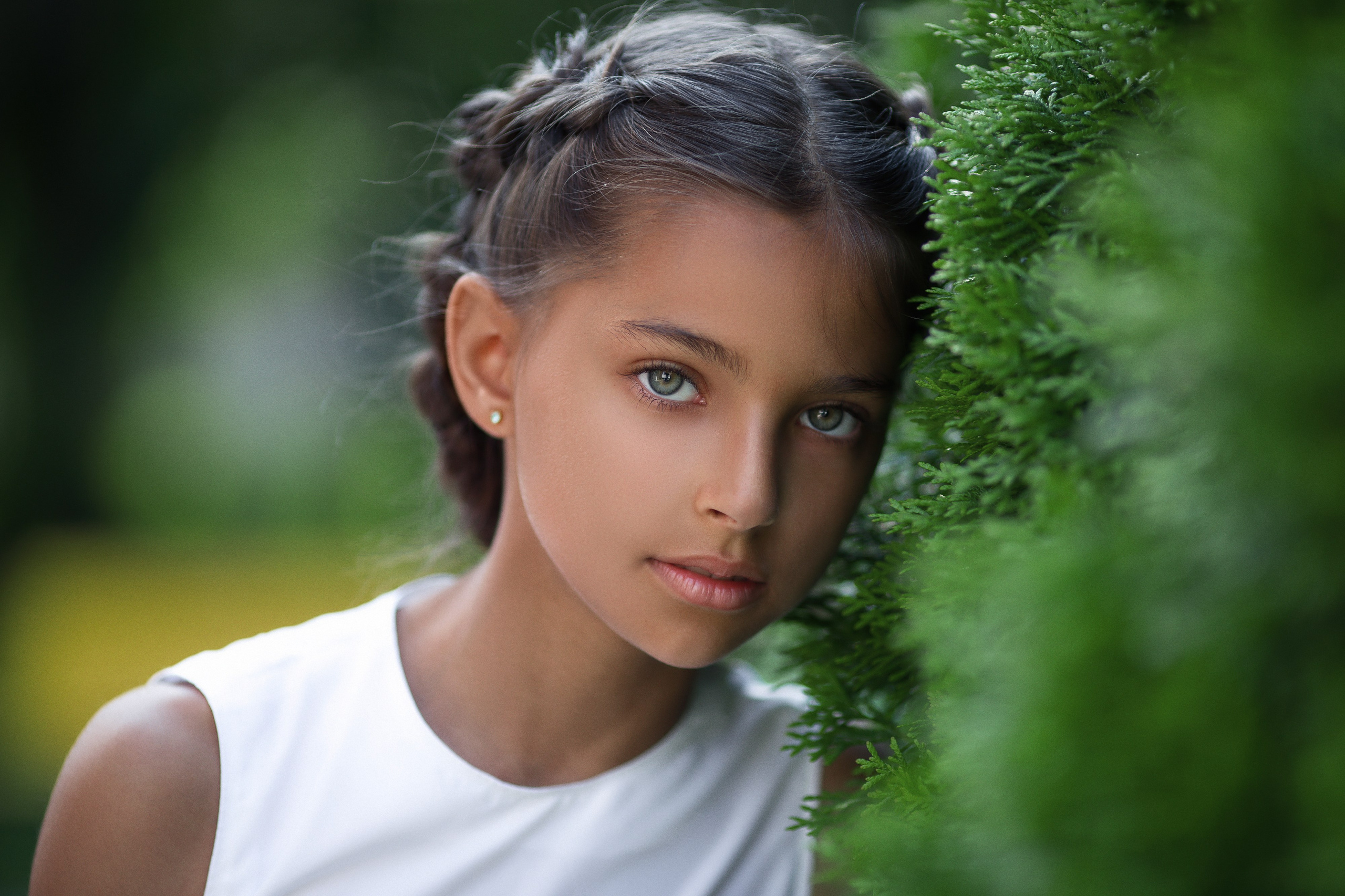 Детская фотосессия на улице в Минске — портрет девочки на фоне зелени/парка, летняя детская фотография, детский фотограф