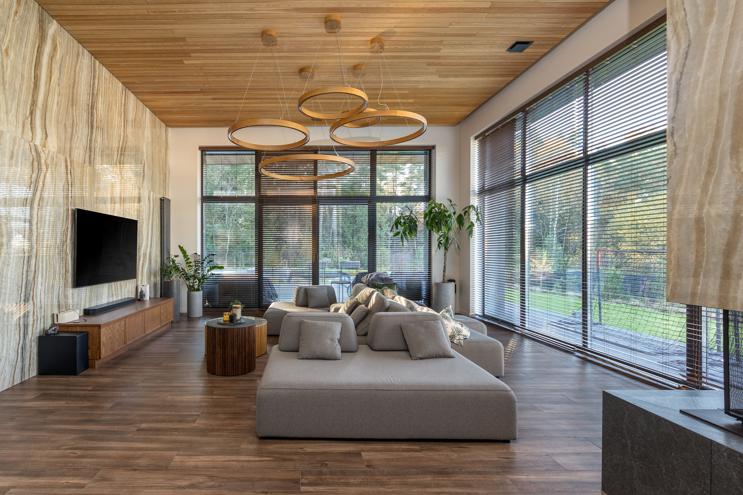 Съёмка дома для продажи Минский район — кухня-гостиная