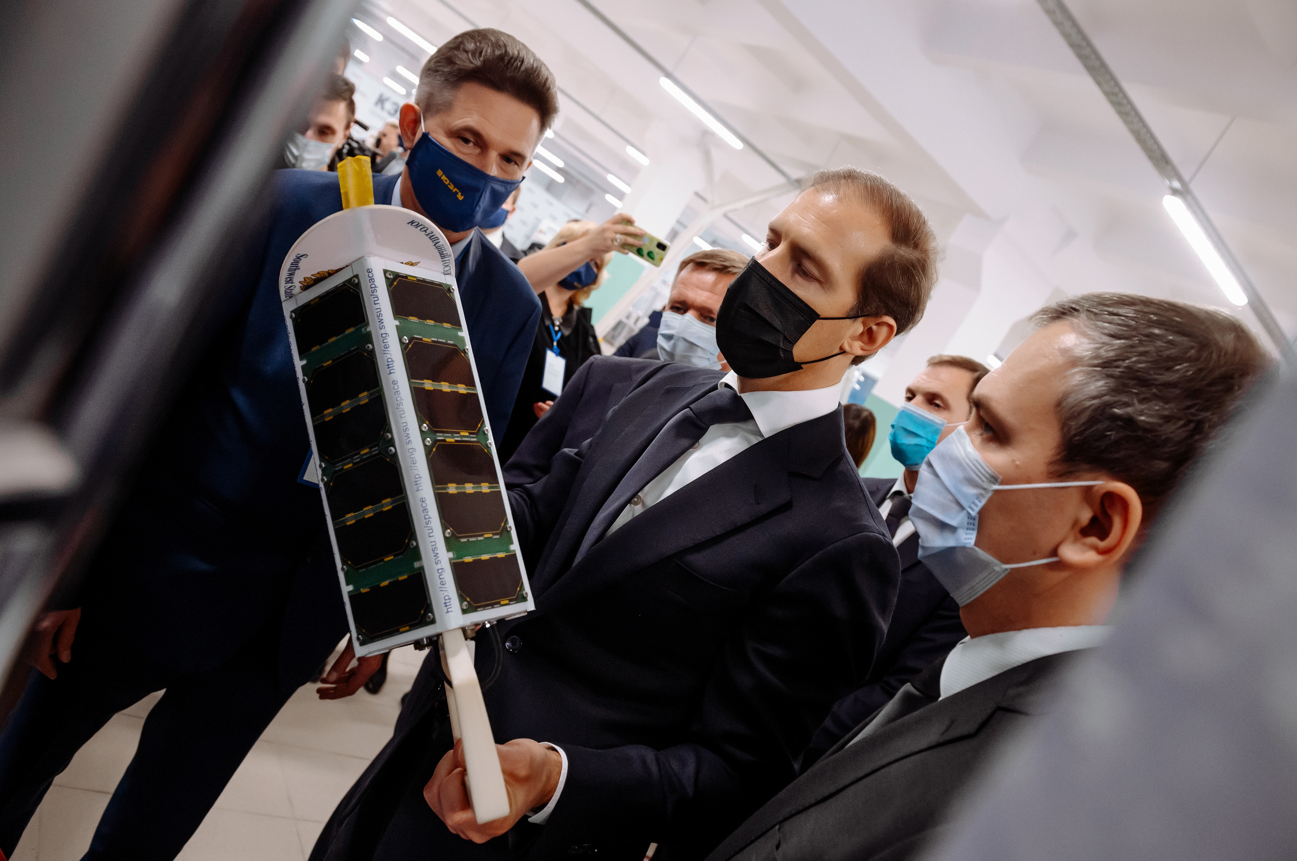 Визит министра промышленности и торговли на завод КЭАЗ. Репортажный и свадебный фотограф в Курске Борис Захарчук