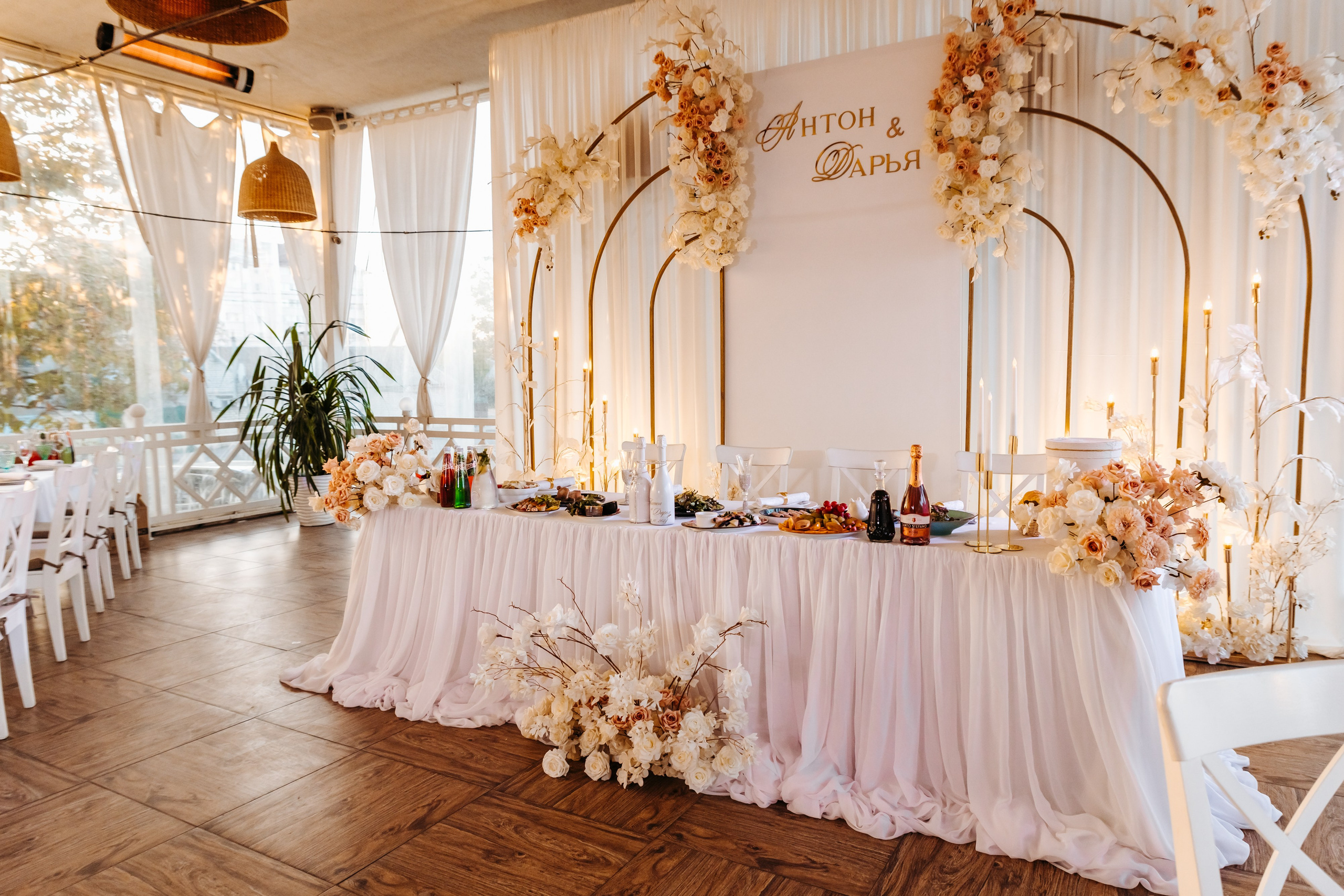 Крупный план капли росы на лепестке розы – утренний рай для любителей макрофотографии