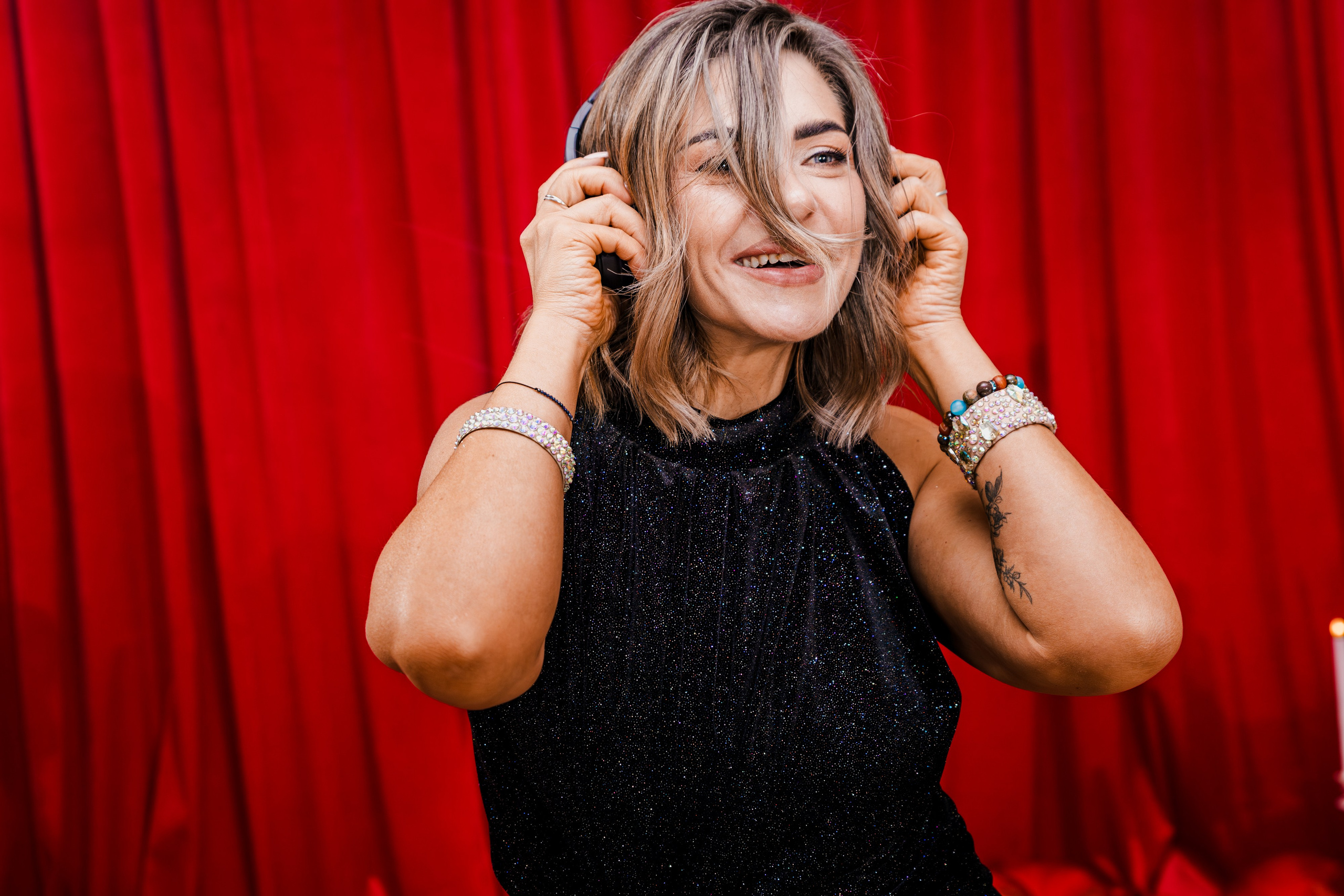 Фотография городской площади Невинномысска с людьми, наслаждающимися солнечным днем