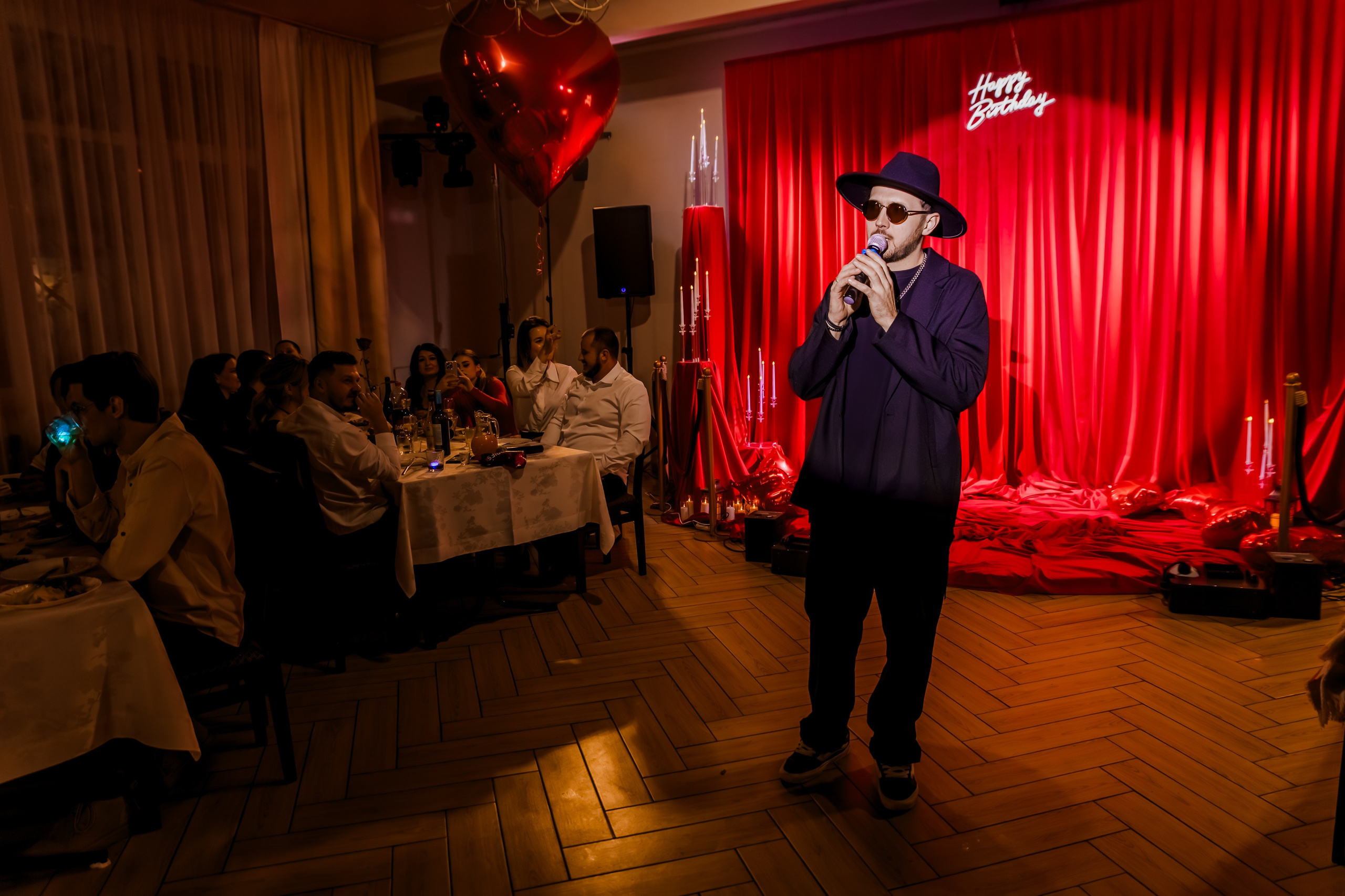 Уличный музыкант в Невинномысске, играющий на гитаре и привлекающий внимание прохожих