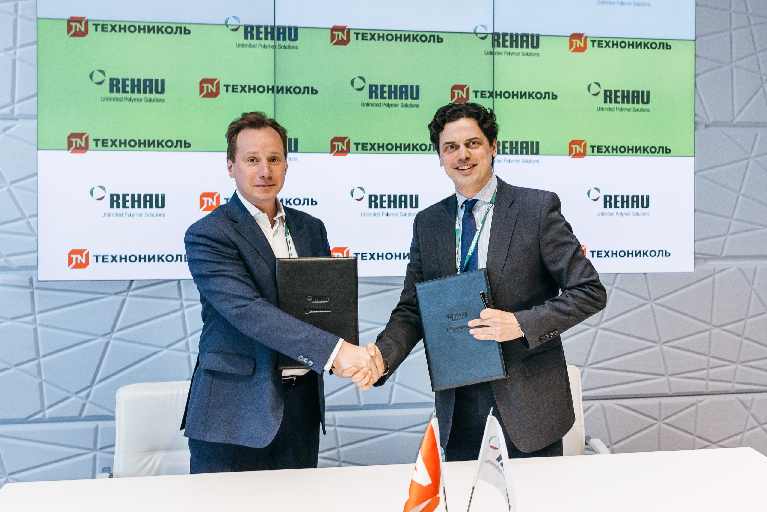 Фотограф на конференции проводит фотосессию в Москве - фотография заключения сделки между участниками