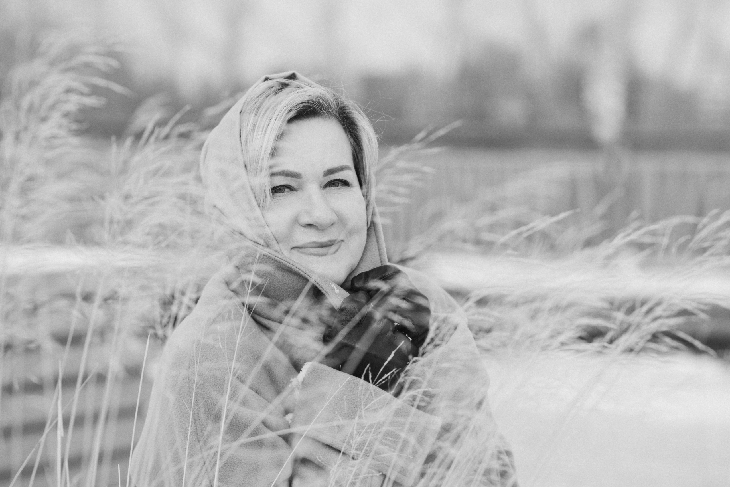 Женский портрет элегантной женщины около реки зимой женский фотограф Тюмень