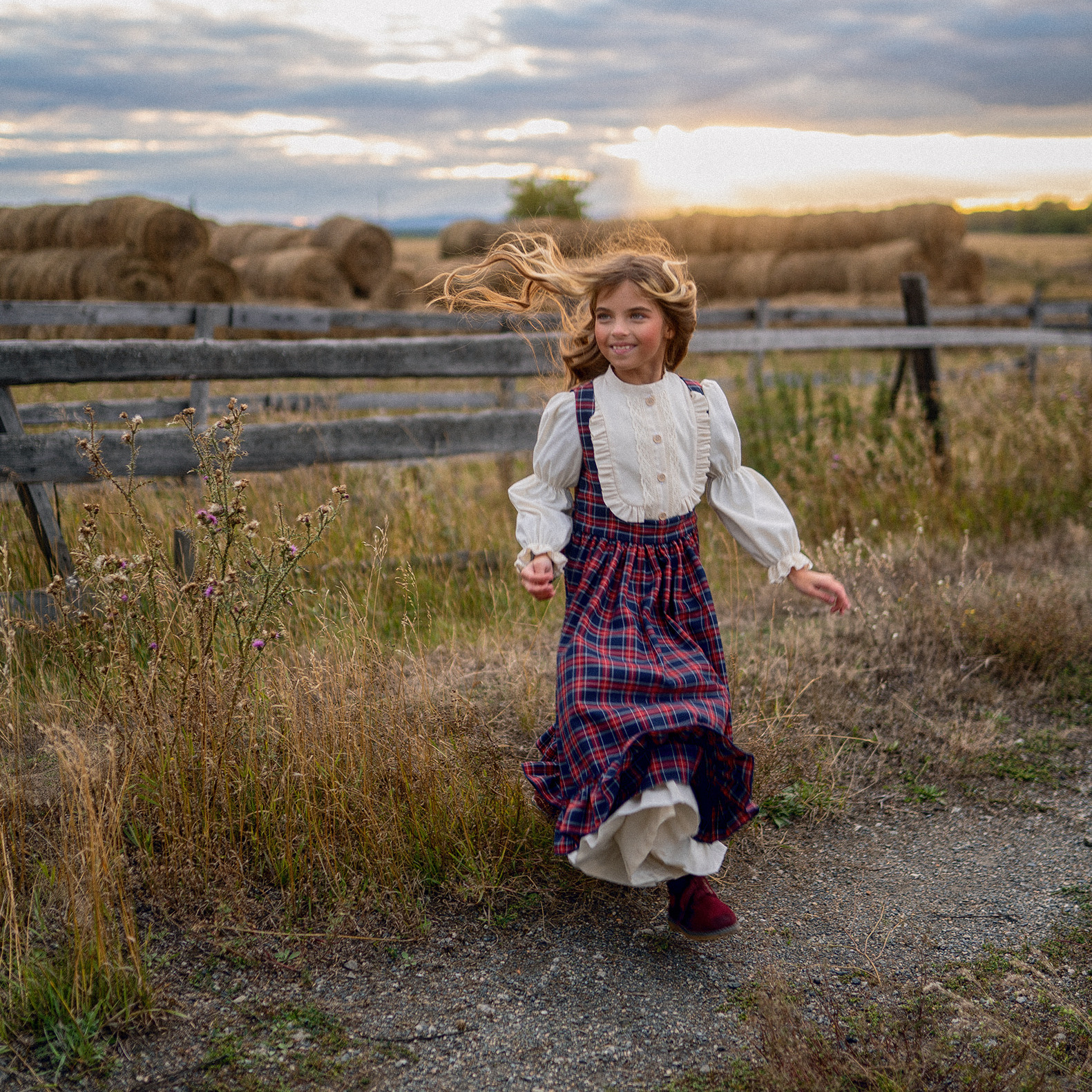 Детская фотосессия, девочка в поле на закате