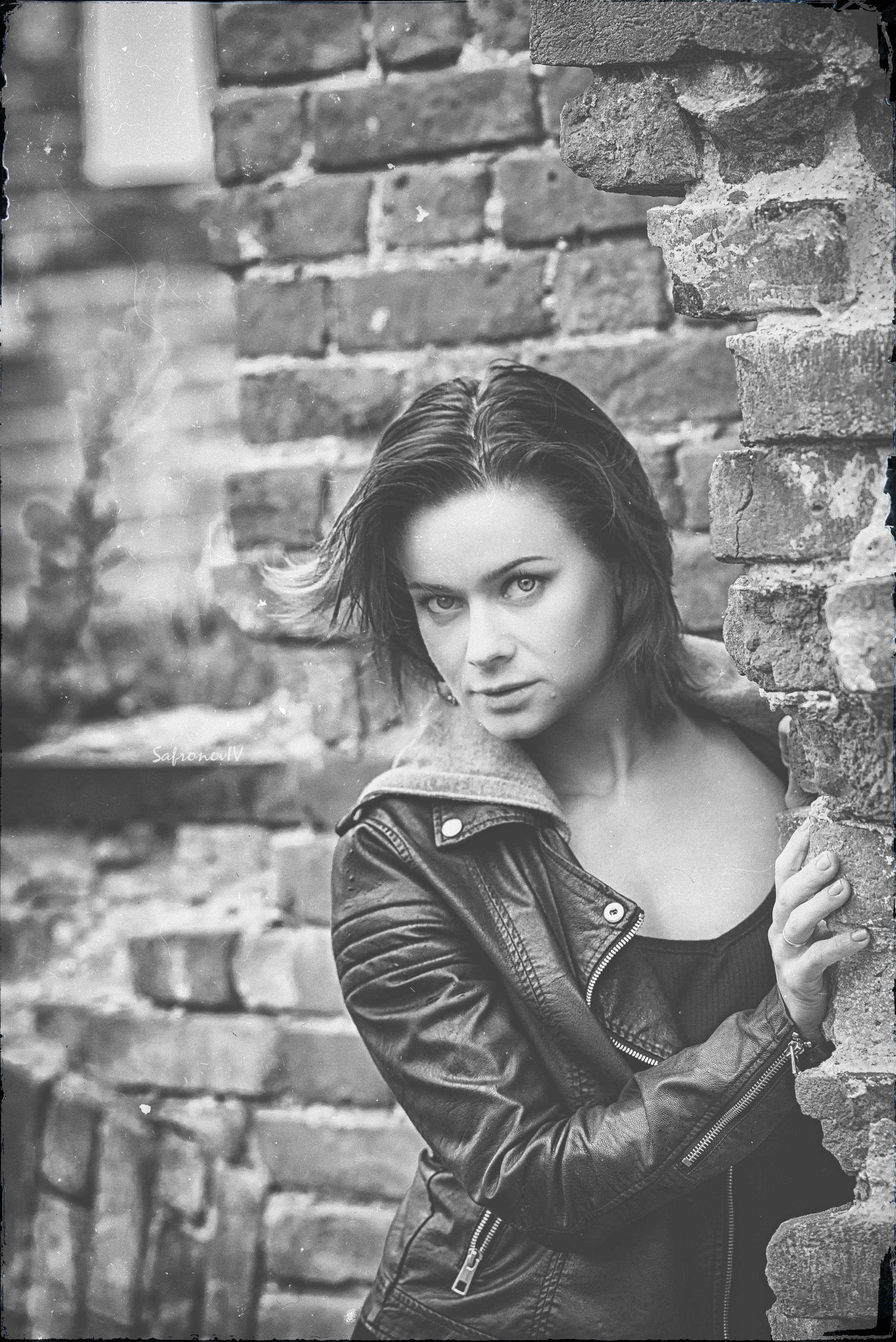 Сила и стиль: «Когда кожа и кирпич становятся символами силы и уверенности. Как вы выражаете свою индивидуальность через стиль?» 🏗🧥. Safronov Ivan — a portrait photographer in Moscow