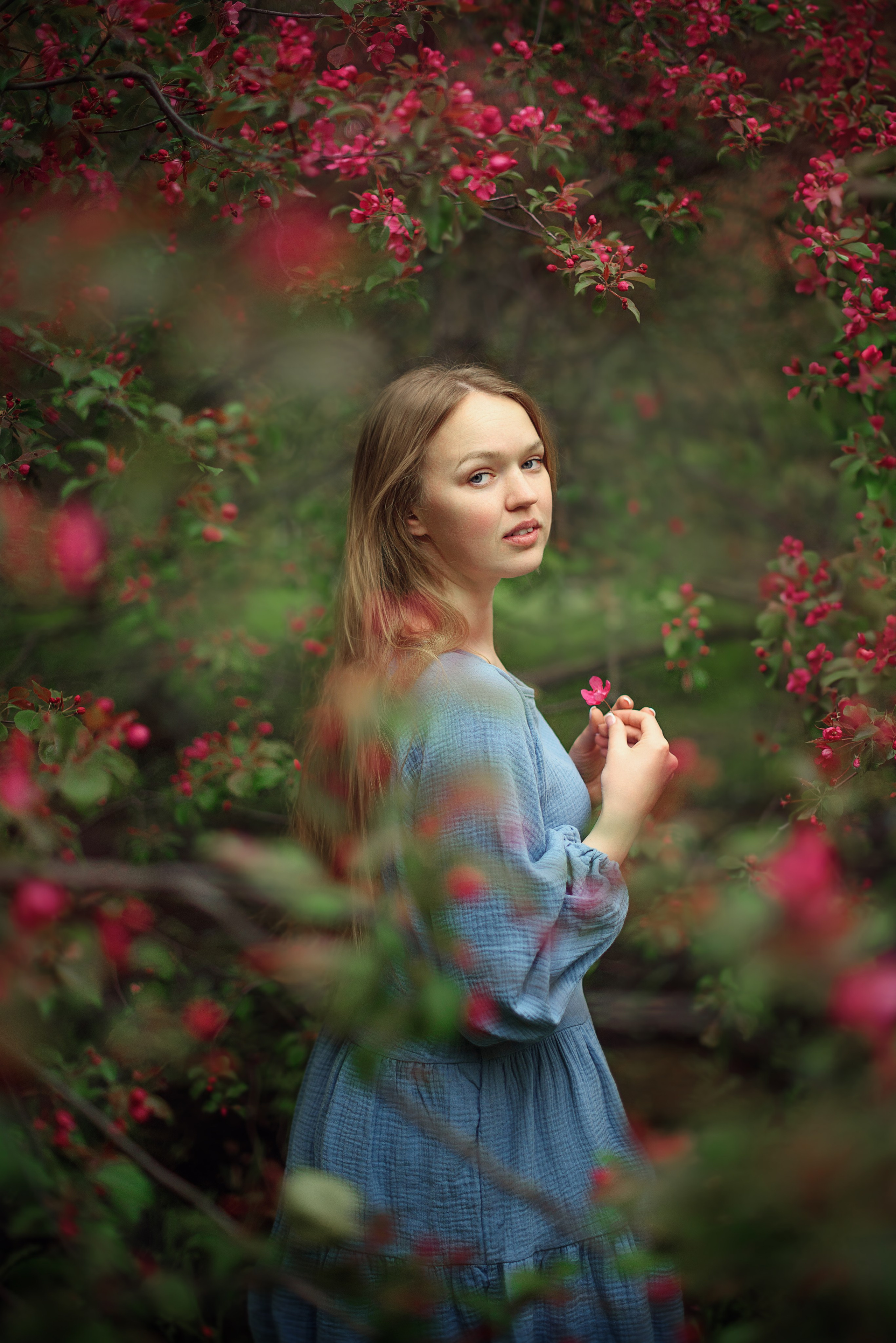 Красивая женщина сидит в кресле и смотрит в окно